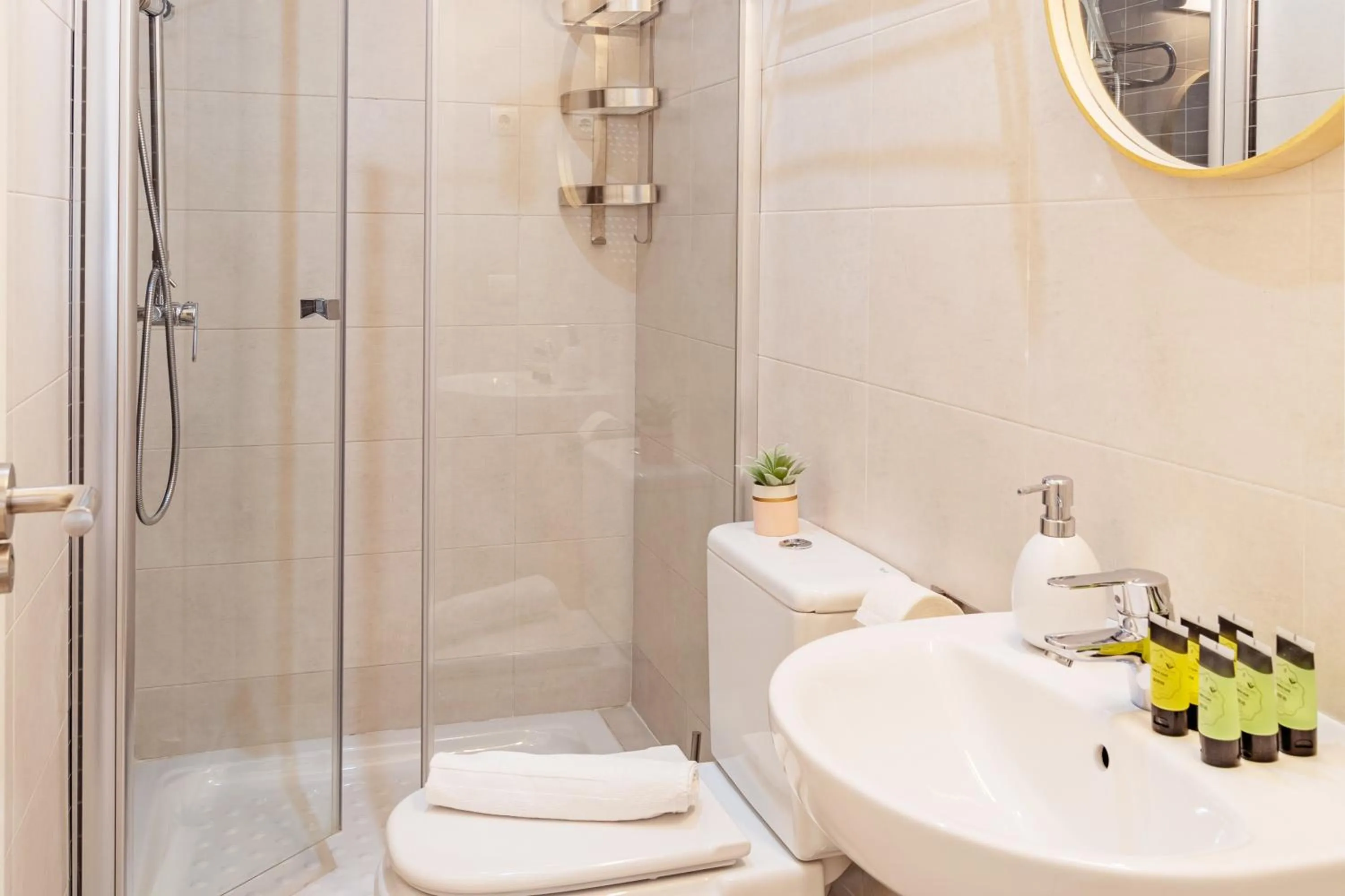 Shower in Feelathome Merced Apartments