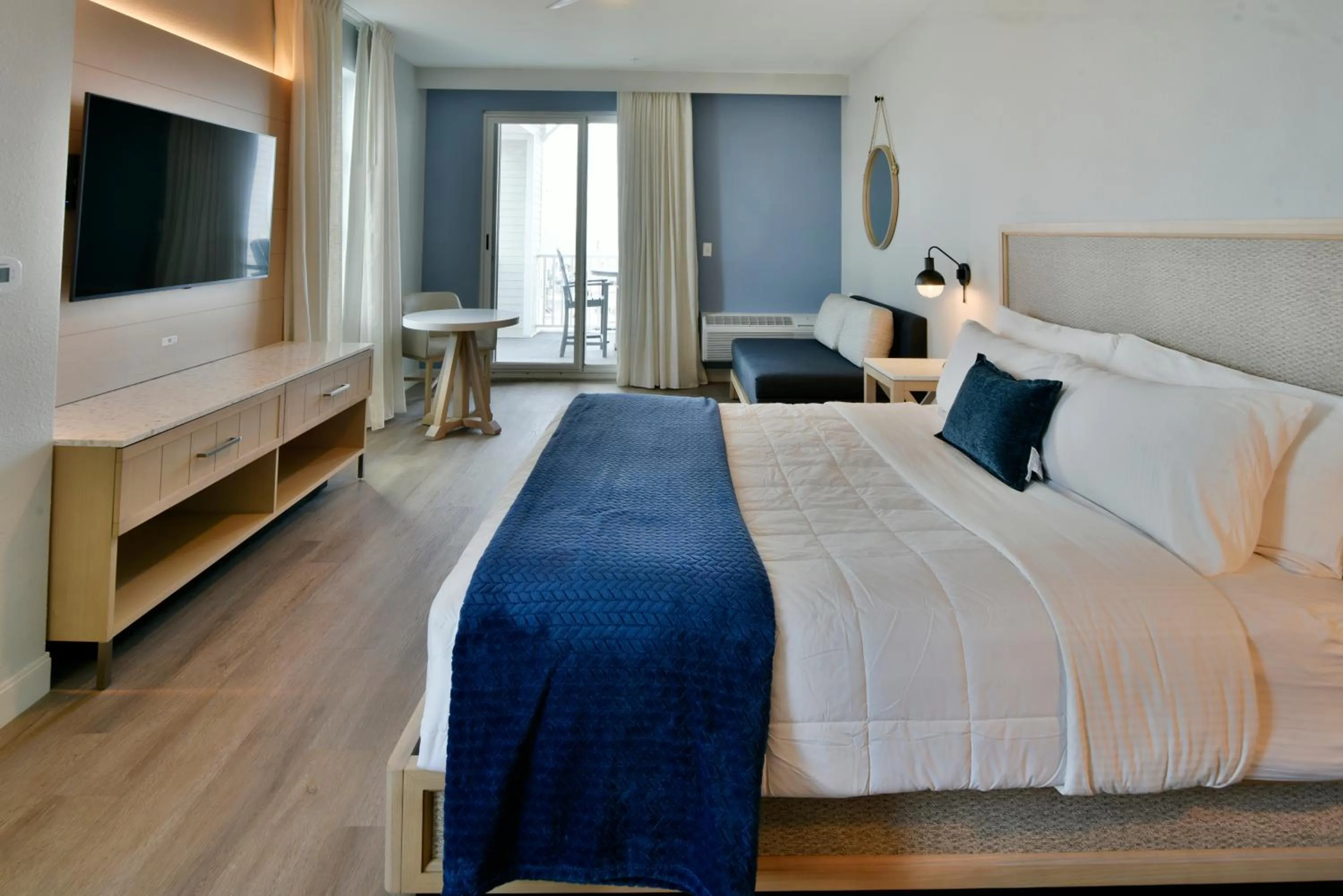 Photo of the whole room, Bed in Rod 'N' Reel Resort