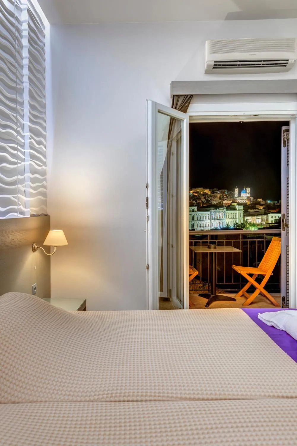 Photo of the whole room, Bed in Ethrion