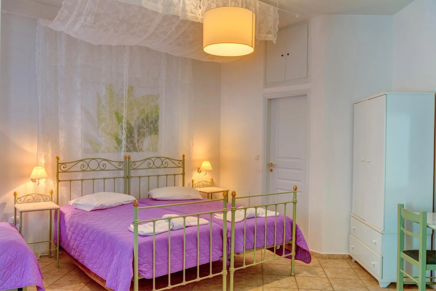 Photo of the whole room, Bed in Ethrion