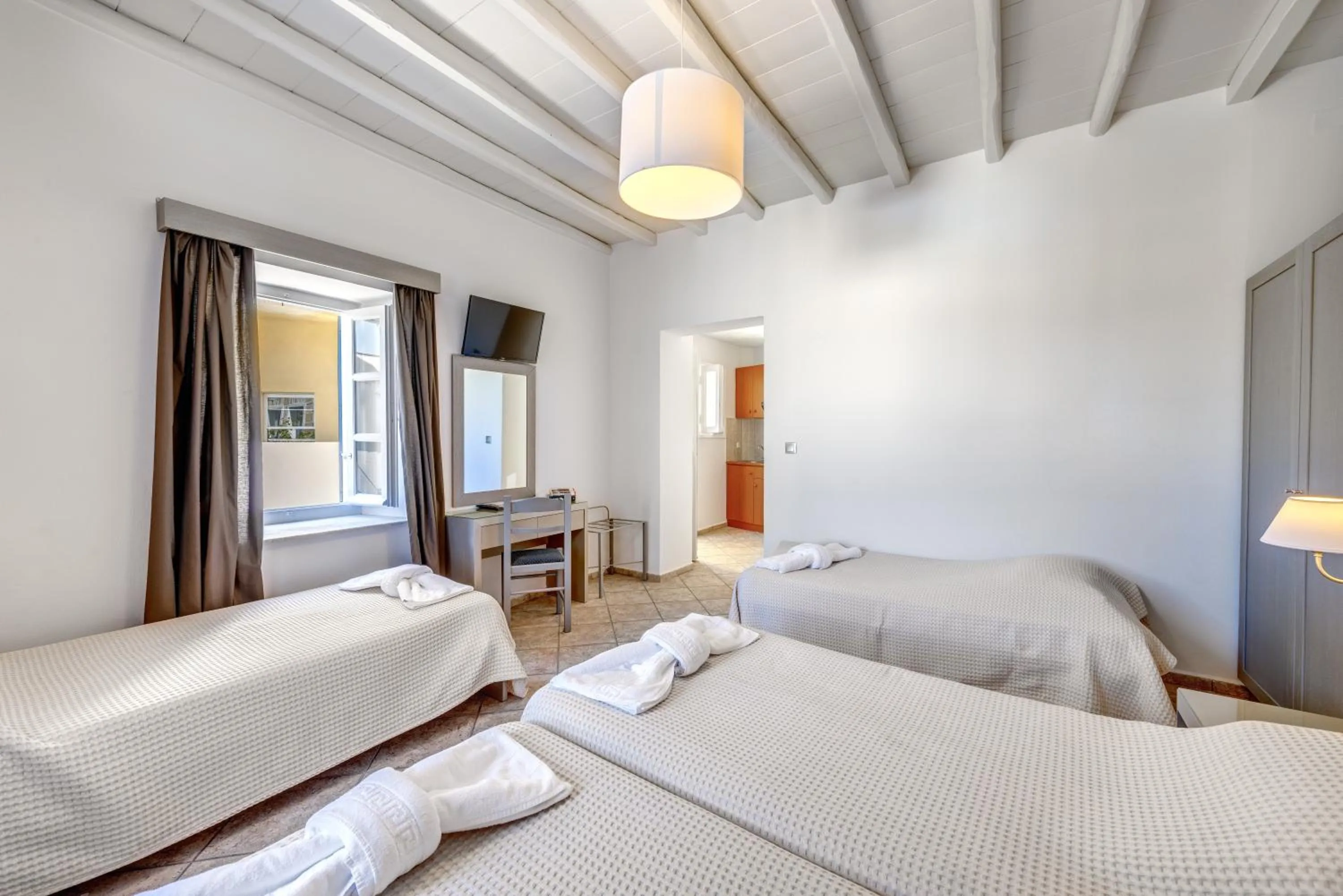 Photo of the whole room, Bed in Ethrion