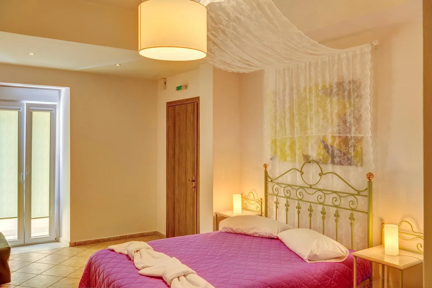 Photo of the whole room, Bed in Ethrion