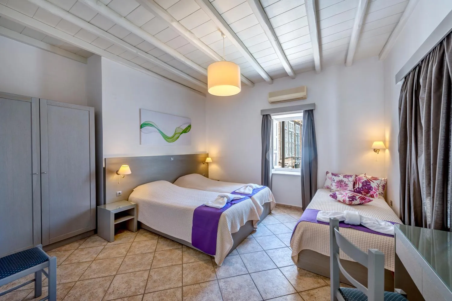 Photo of the whole room, Bed in Ethrion