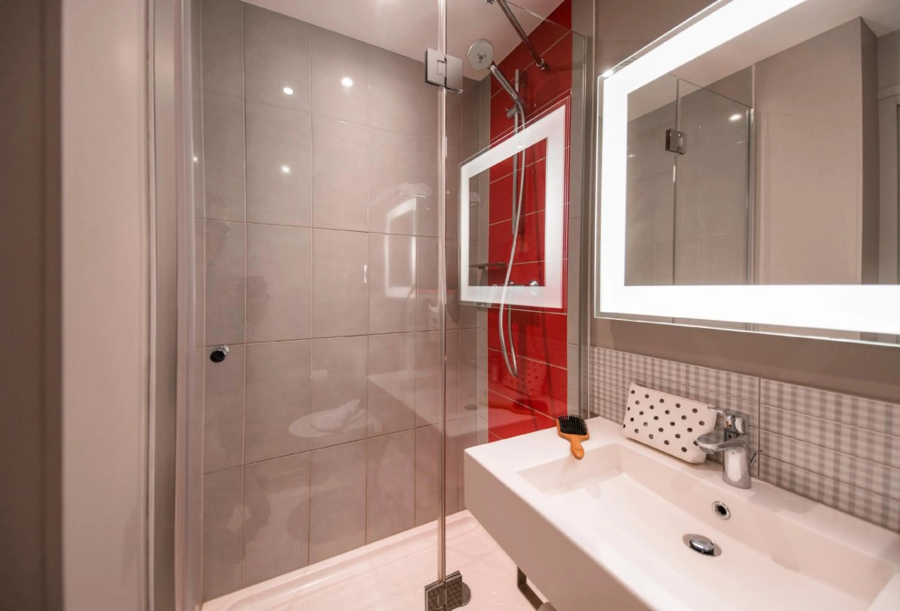 Shower in ibis Styles Lille Centre Grand Place
