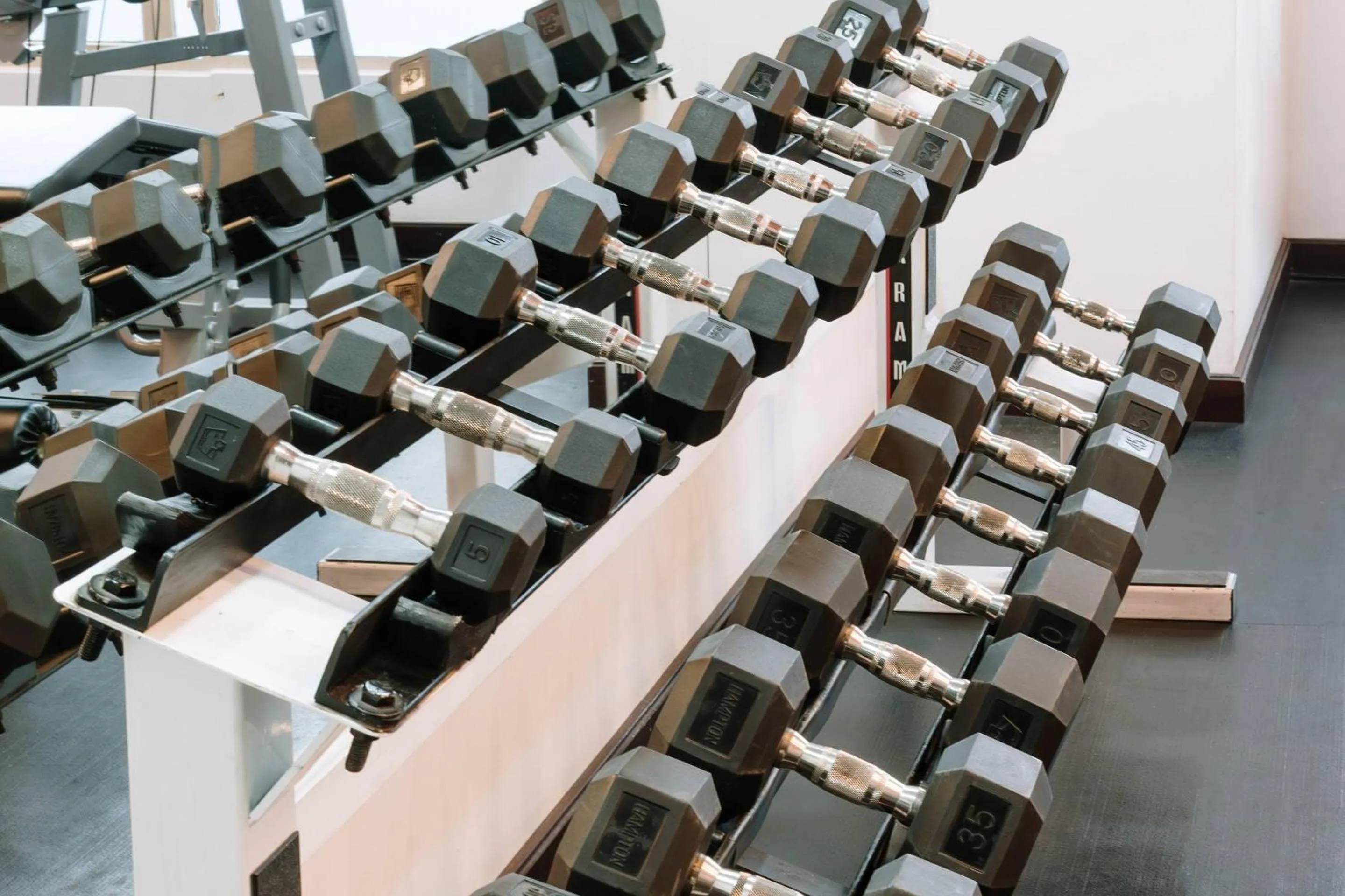 Fitness centre/facilities in Clarion Suites Guatemala City