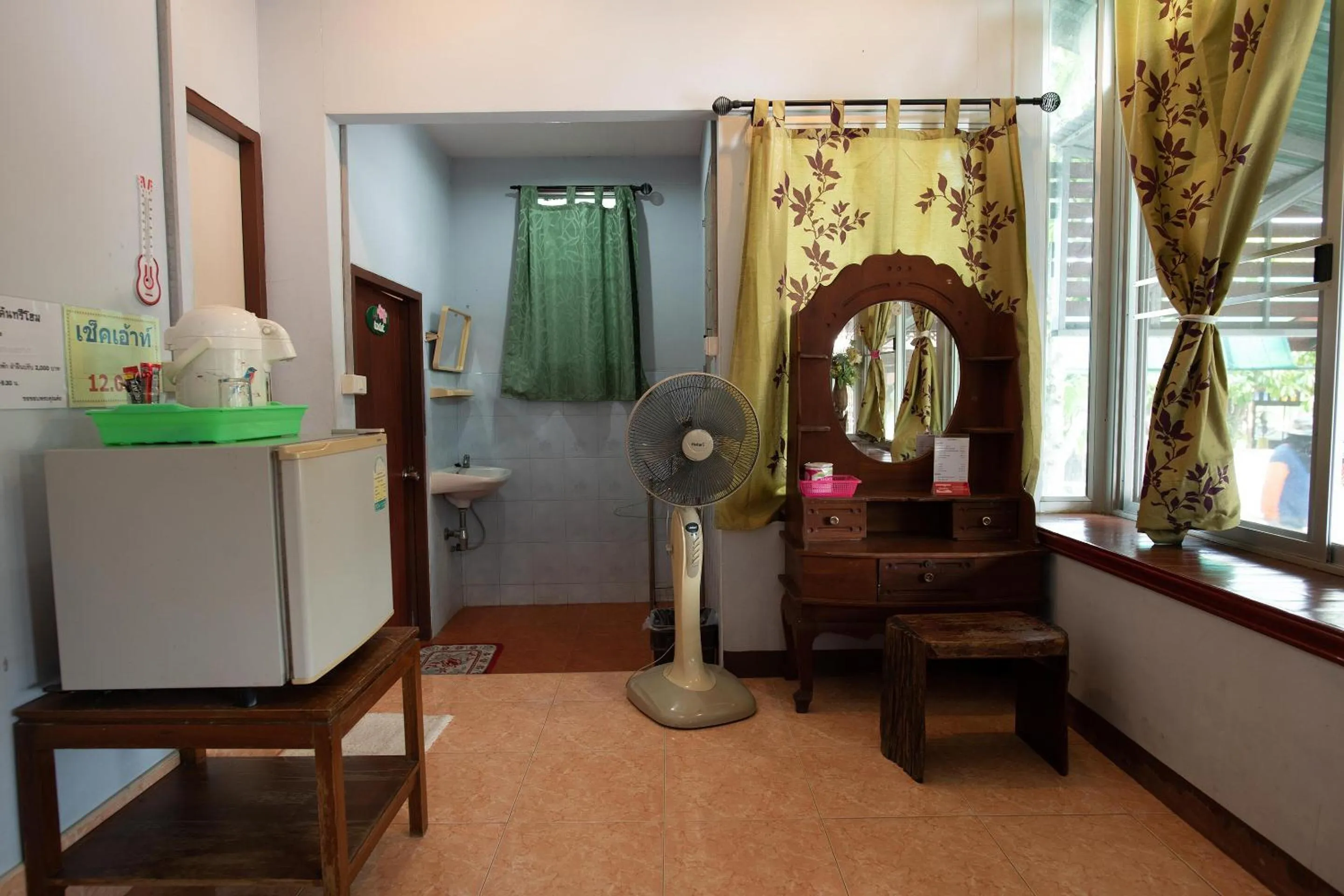 Bedroom in OYO 402 Raknatee Resort