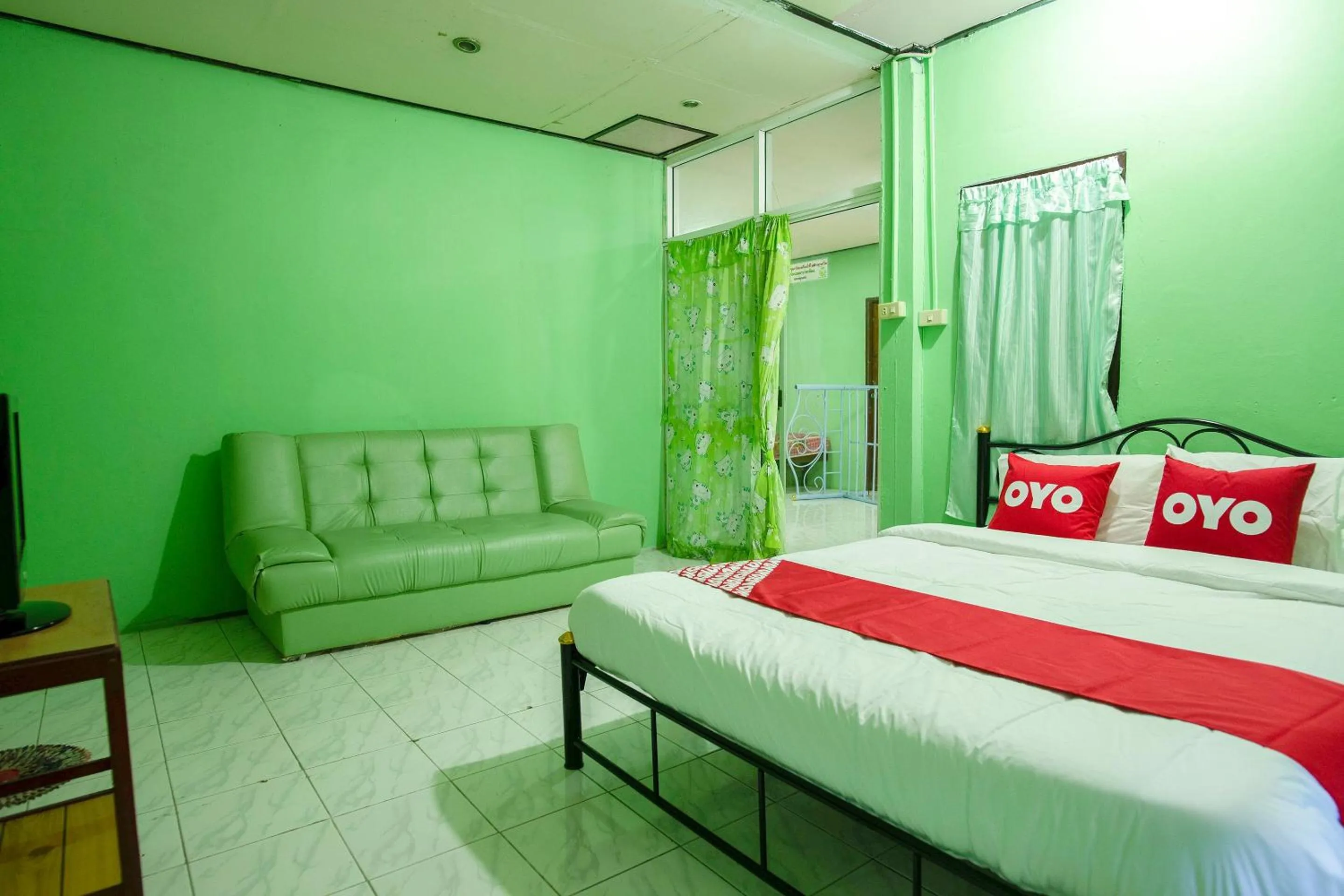 Bedroom in OYO 402 Raknatee Resort