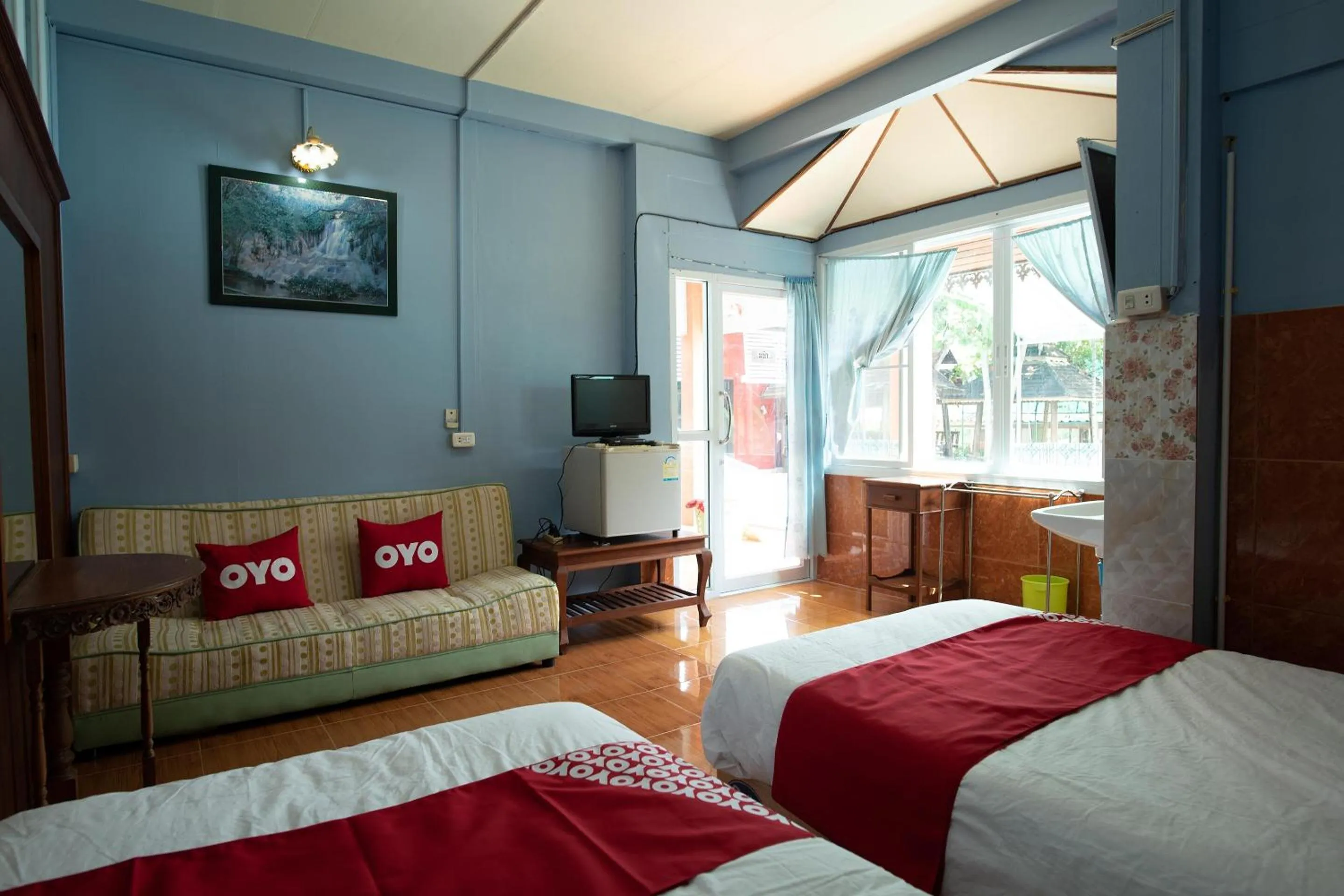 Bedroom in OYO 402 Raknatee Resort