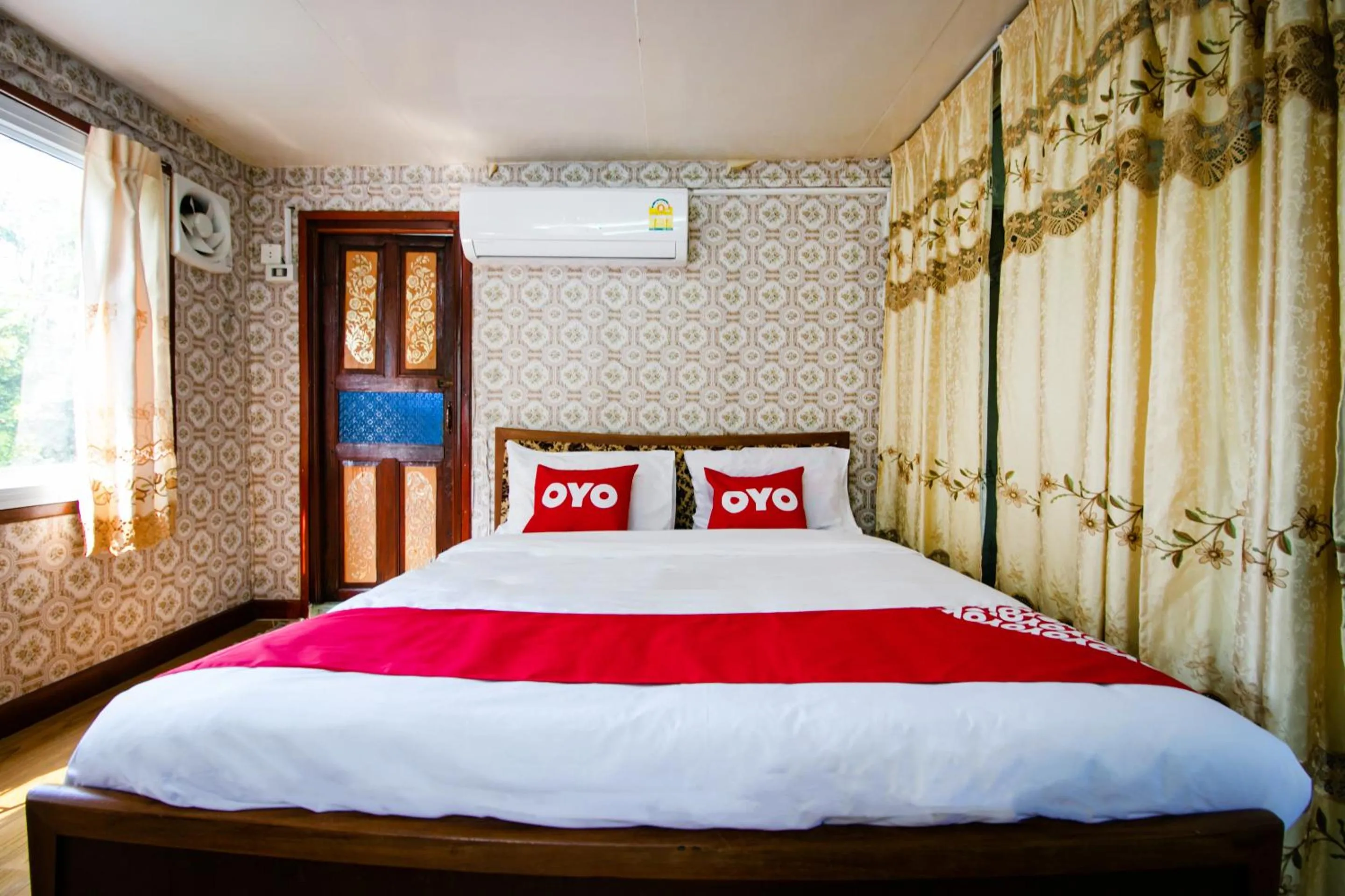 Bedroom in OYO 402 Raknatee Resort