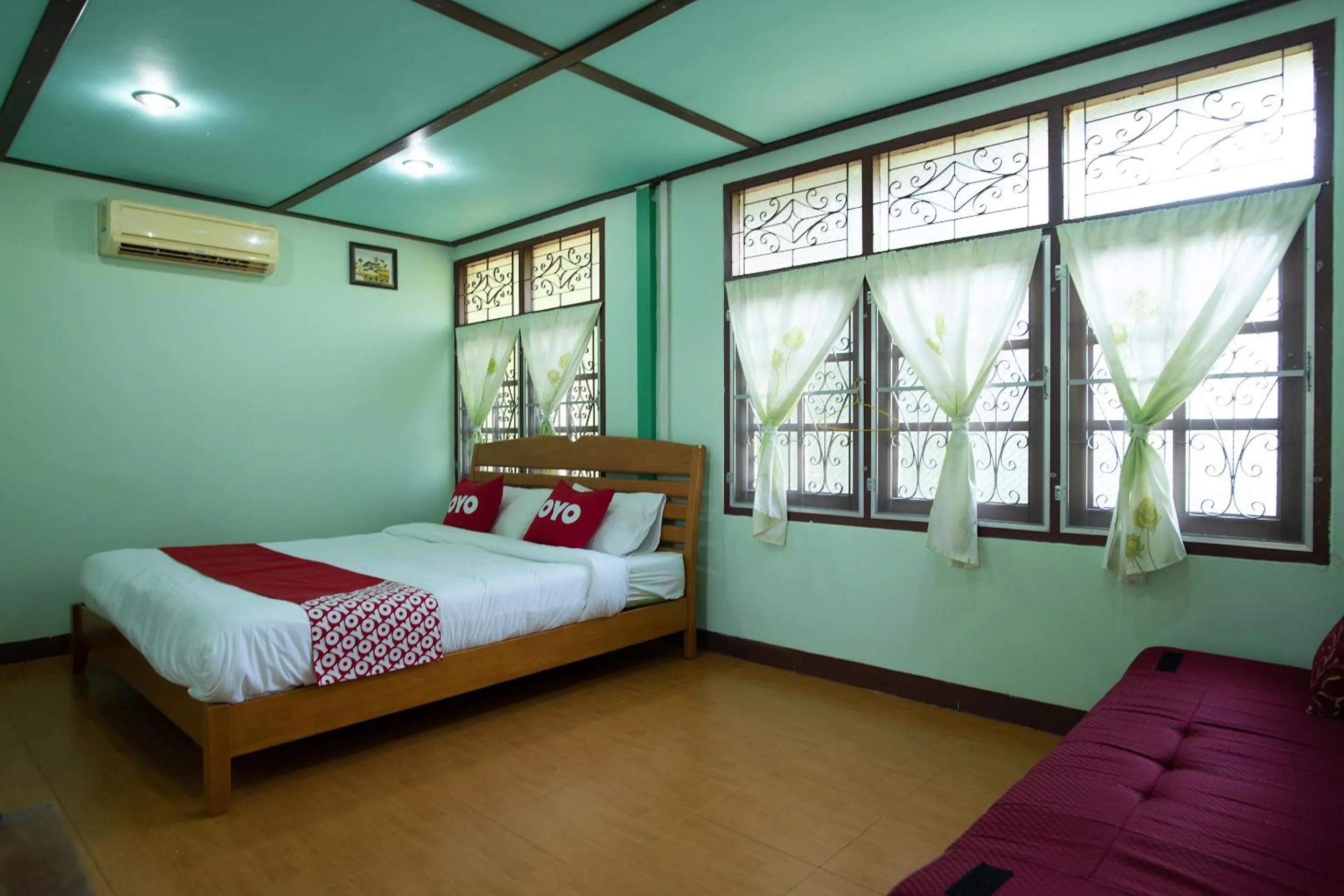 Bedroom in OYO 402 Raknatee Resort