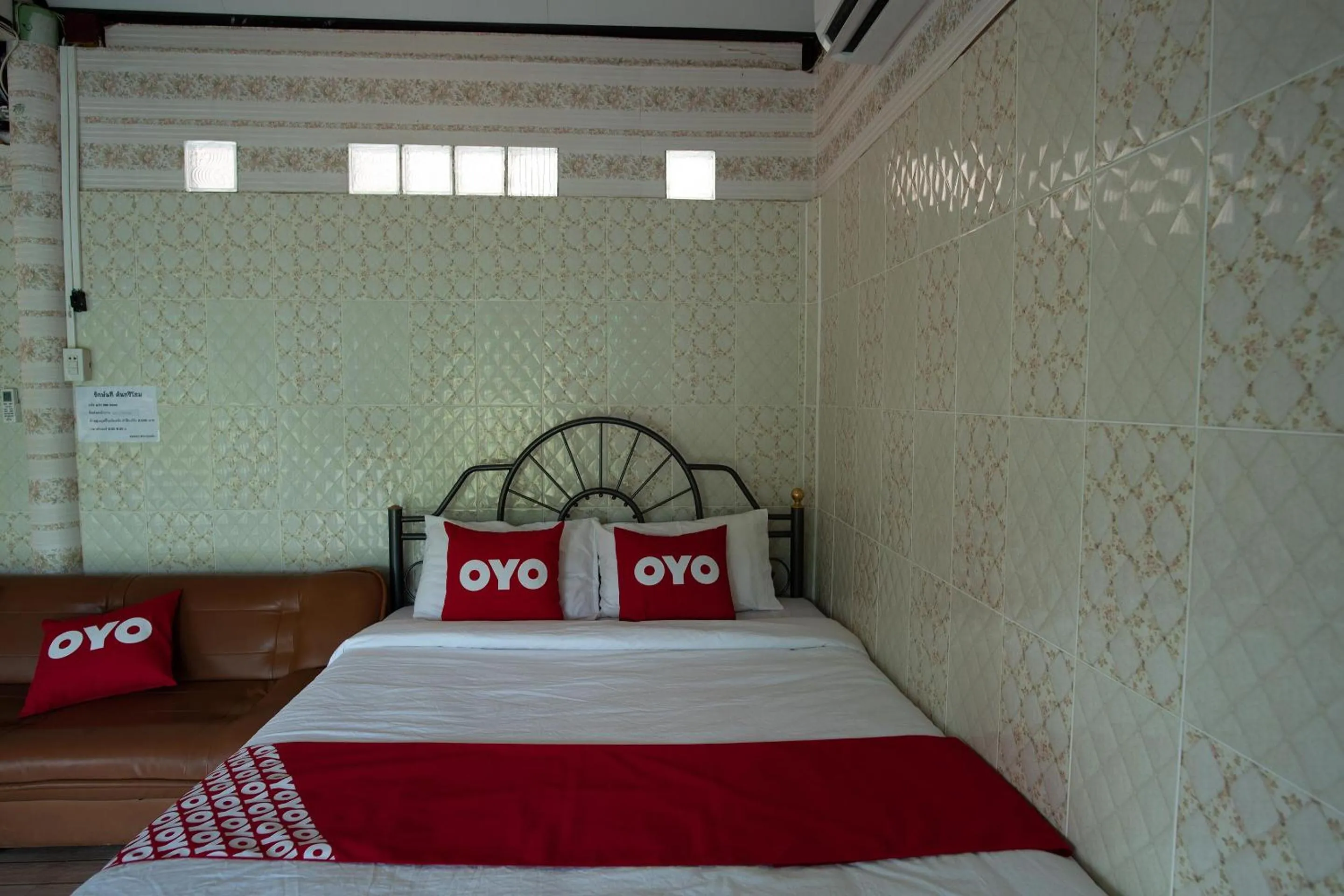 Bedroom in OYO 402 Raknatee Resort