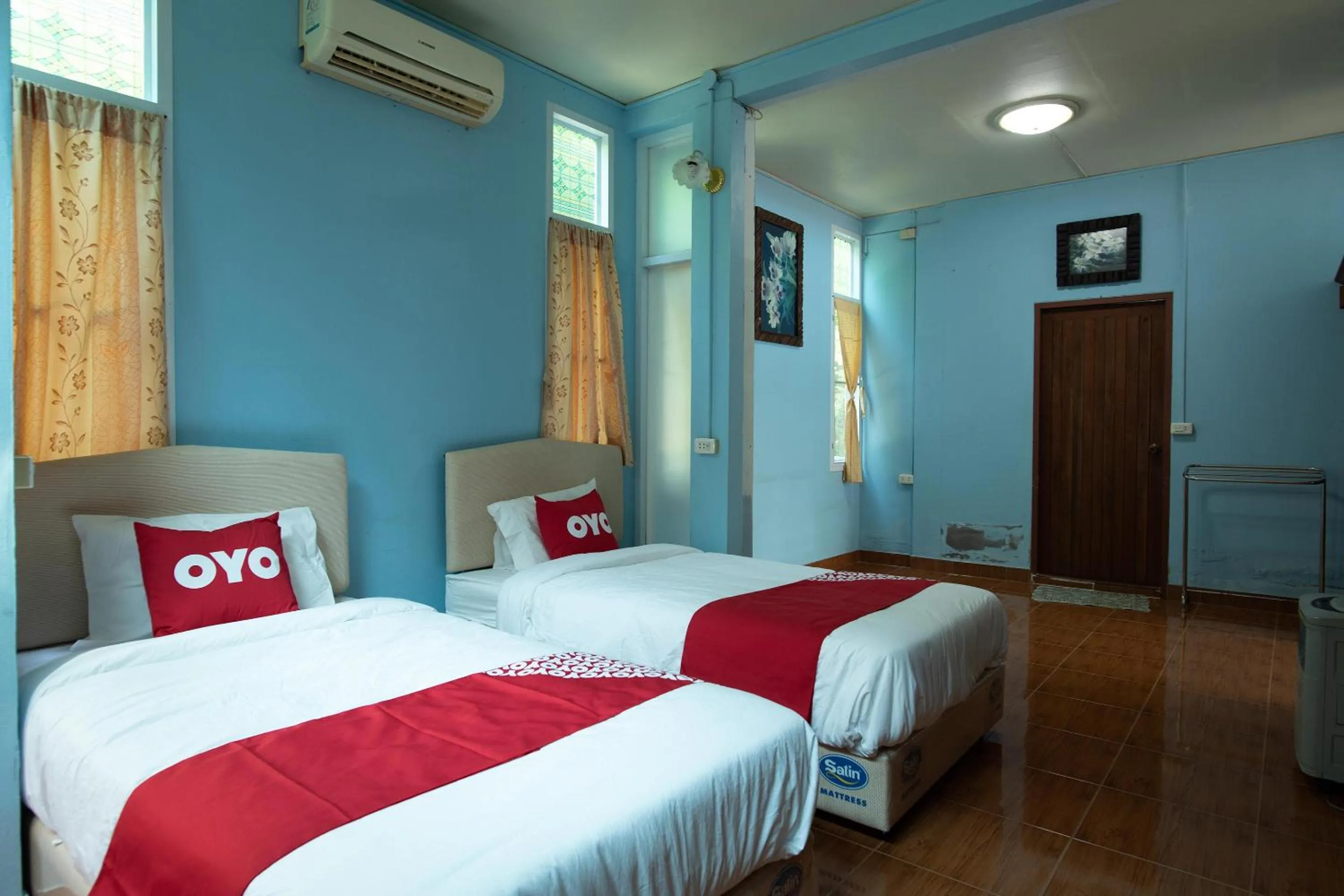 Bedroom in OYO 402 Raknatee Resort