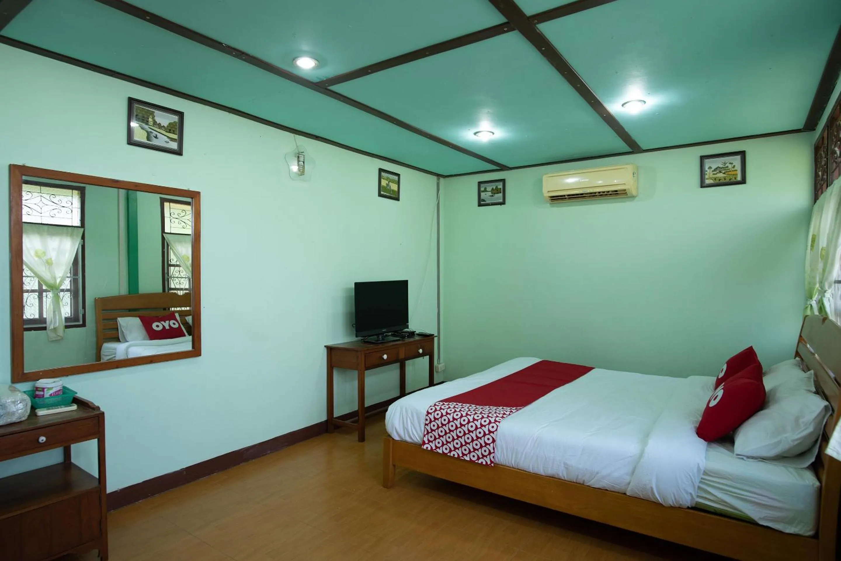 Bedroom in OYO 402 Raknatee Resort