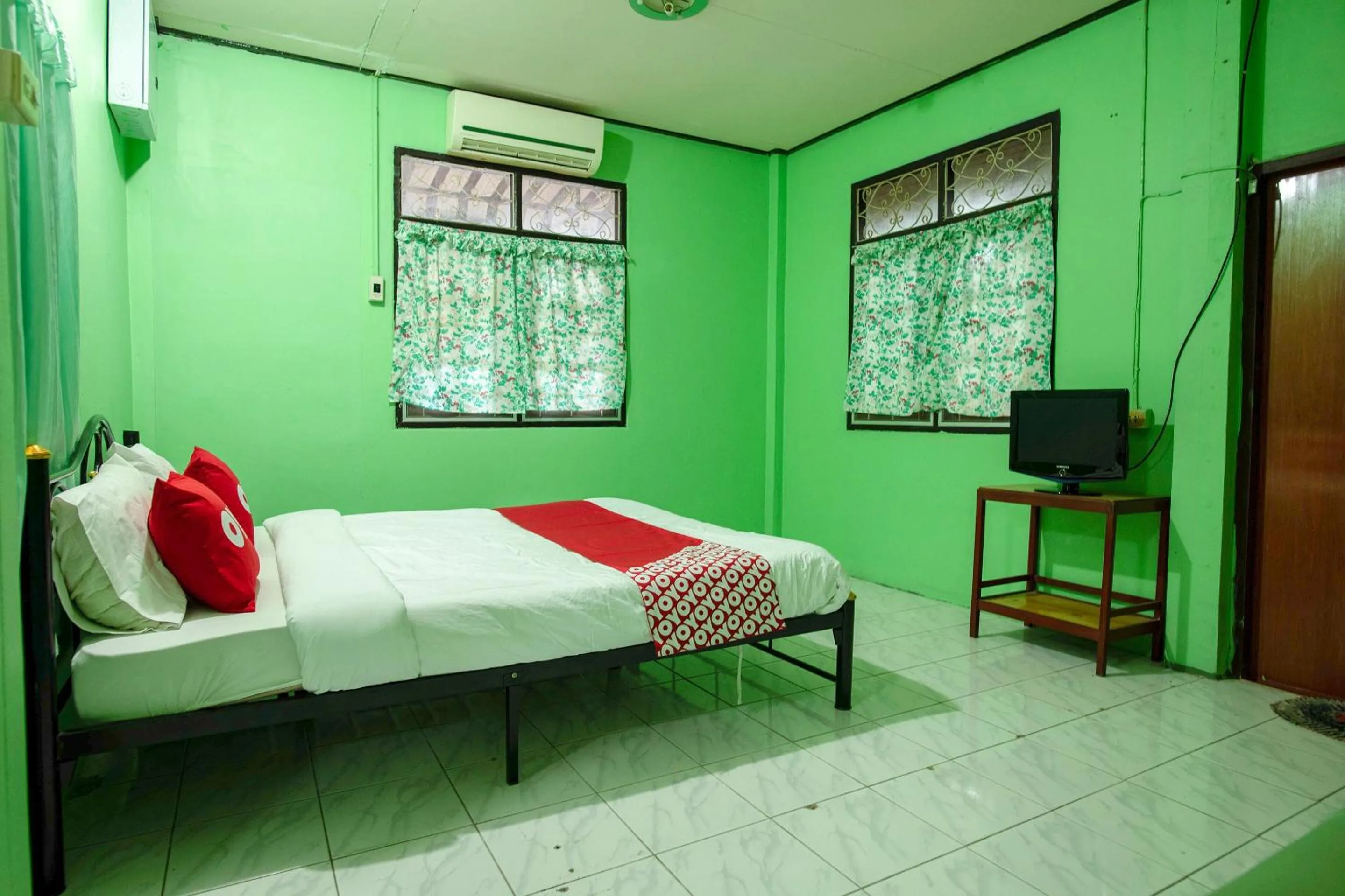 Bedroom in OYO 402 Raknatee Resort