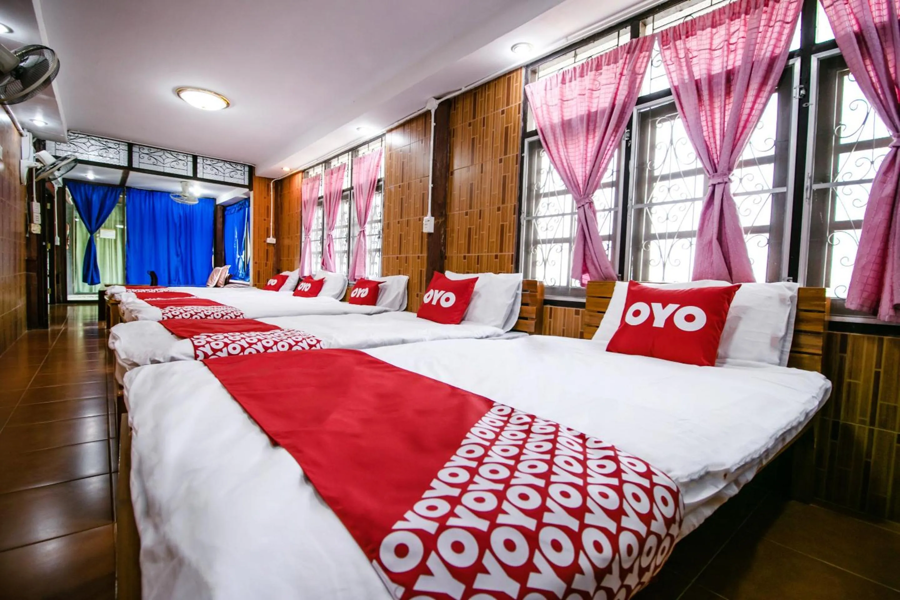 Bedroom in OYO 402 Raknatee Resort