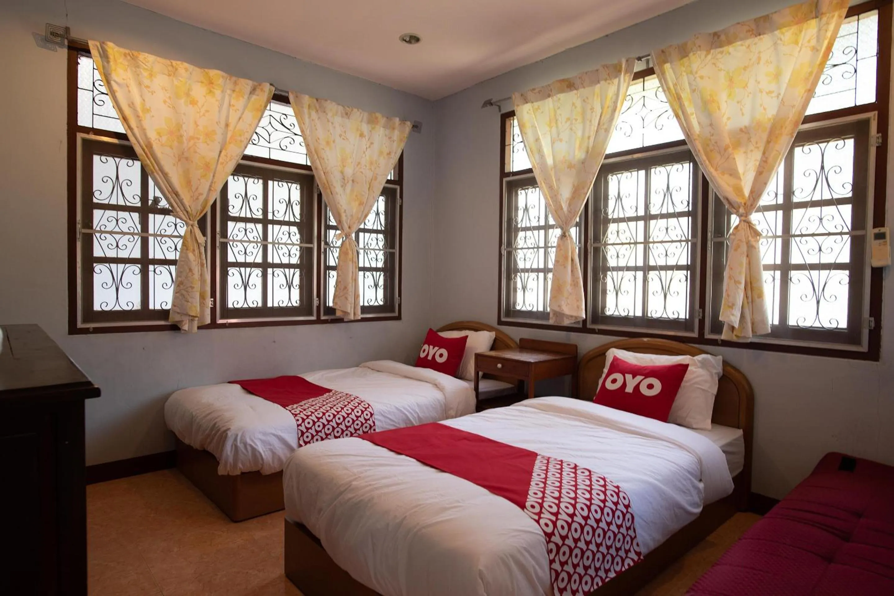 Bedroom in OYO 402 Raknatee Resort