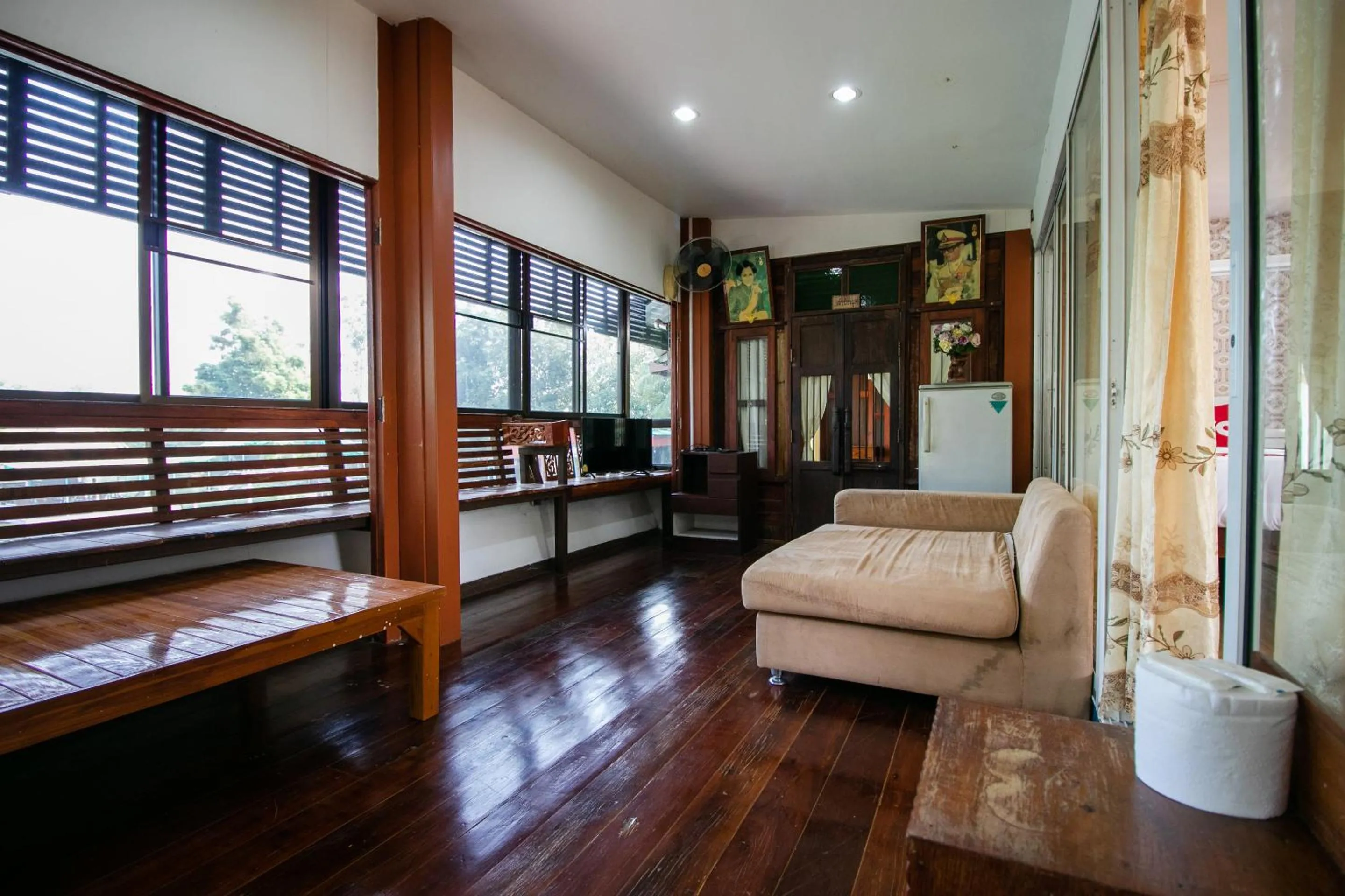 Photo of the whole room in OYO 402 Raknatee Resort