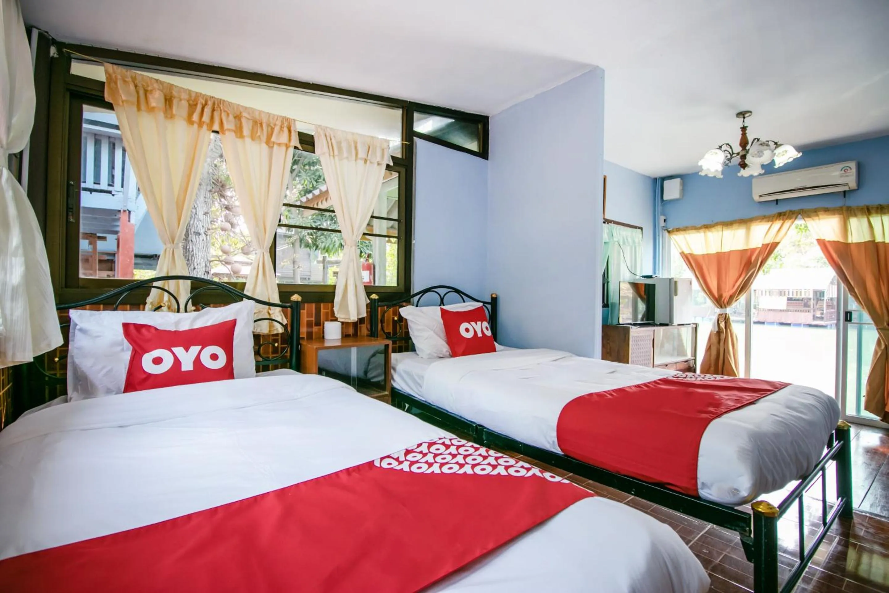 Bedroom in OYO 402 Raknatee Resort