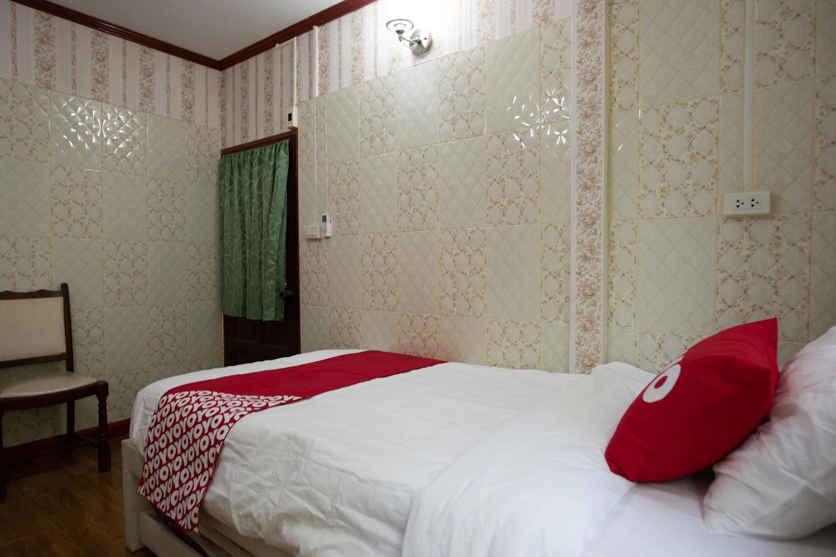 Bedroom in OYO 402 Raknatee Resort