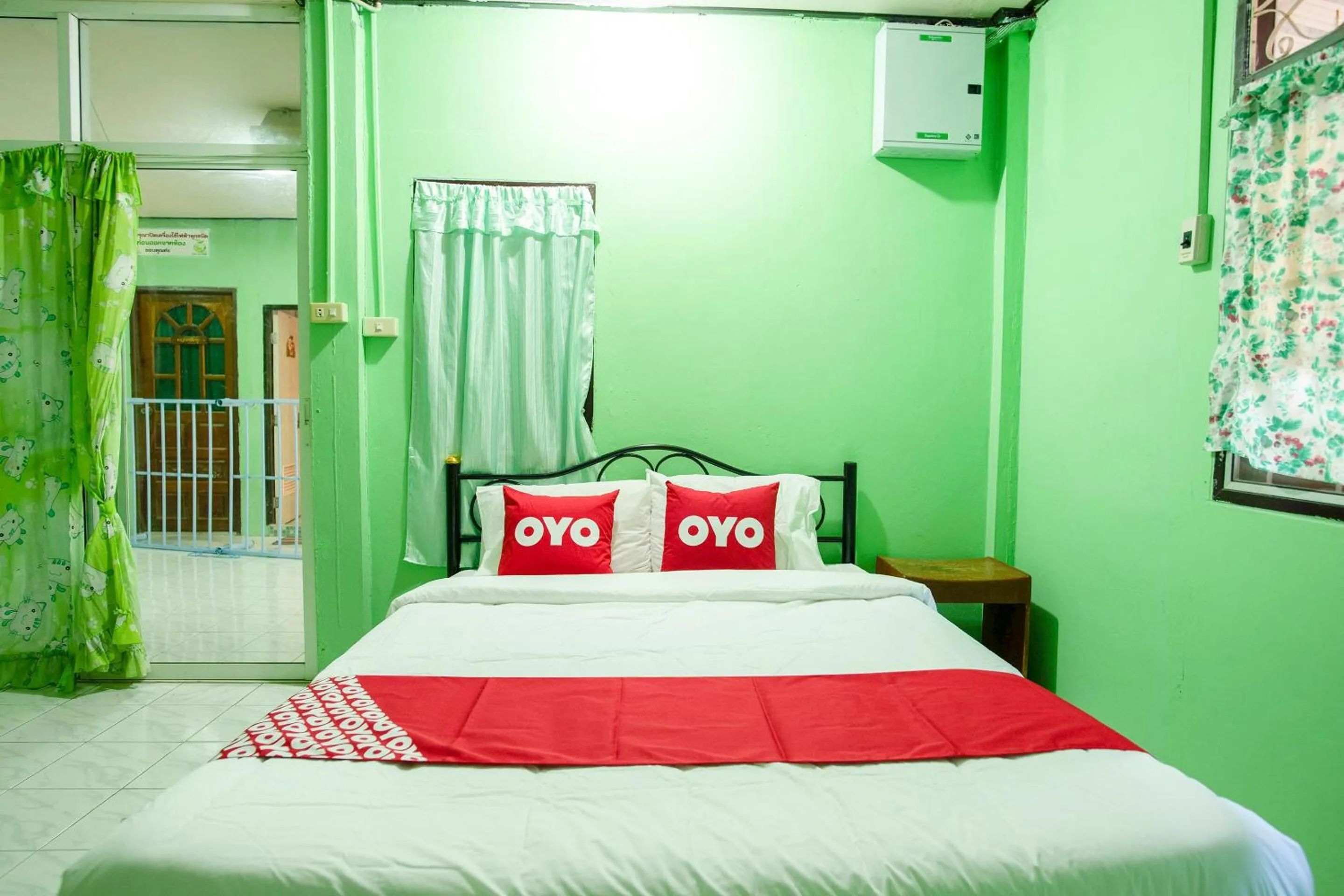 Bedroom in OYO 402 Raknatee Resort