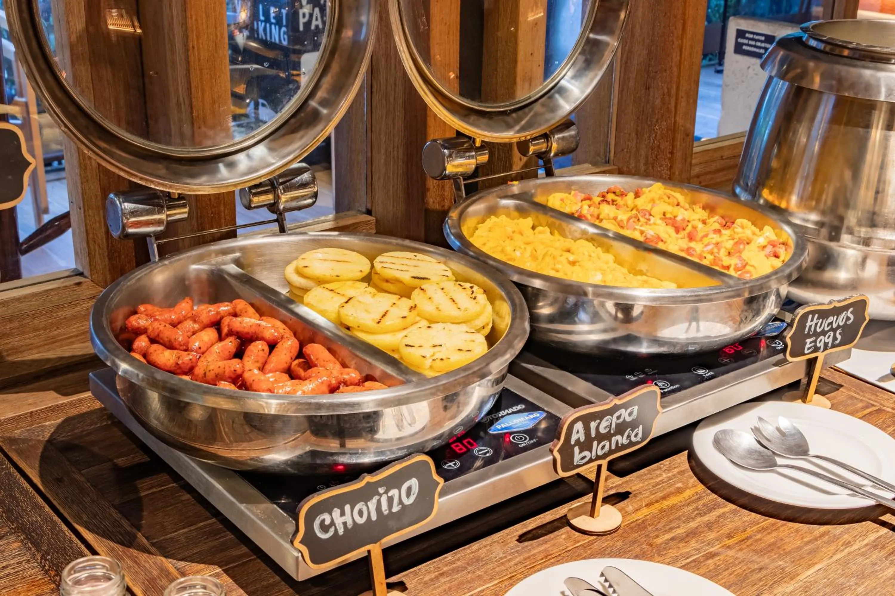 Restaurant/places to eat in GHL Bioxury Hotel