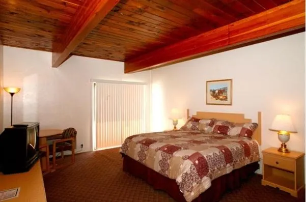 Photo of the whole room, Bed in Trails End Motel Sheridan