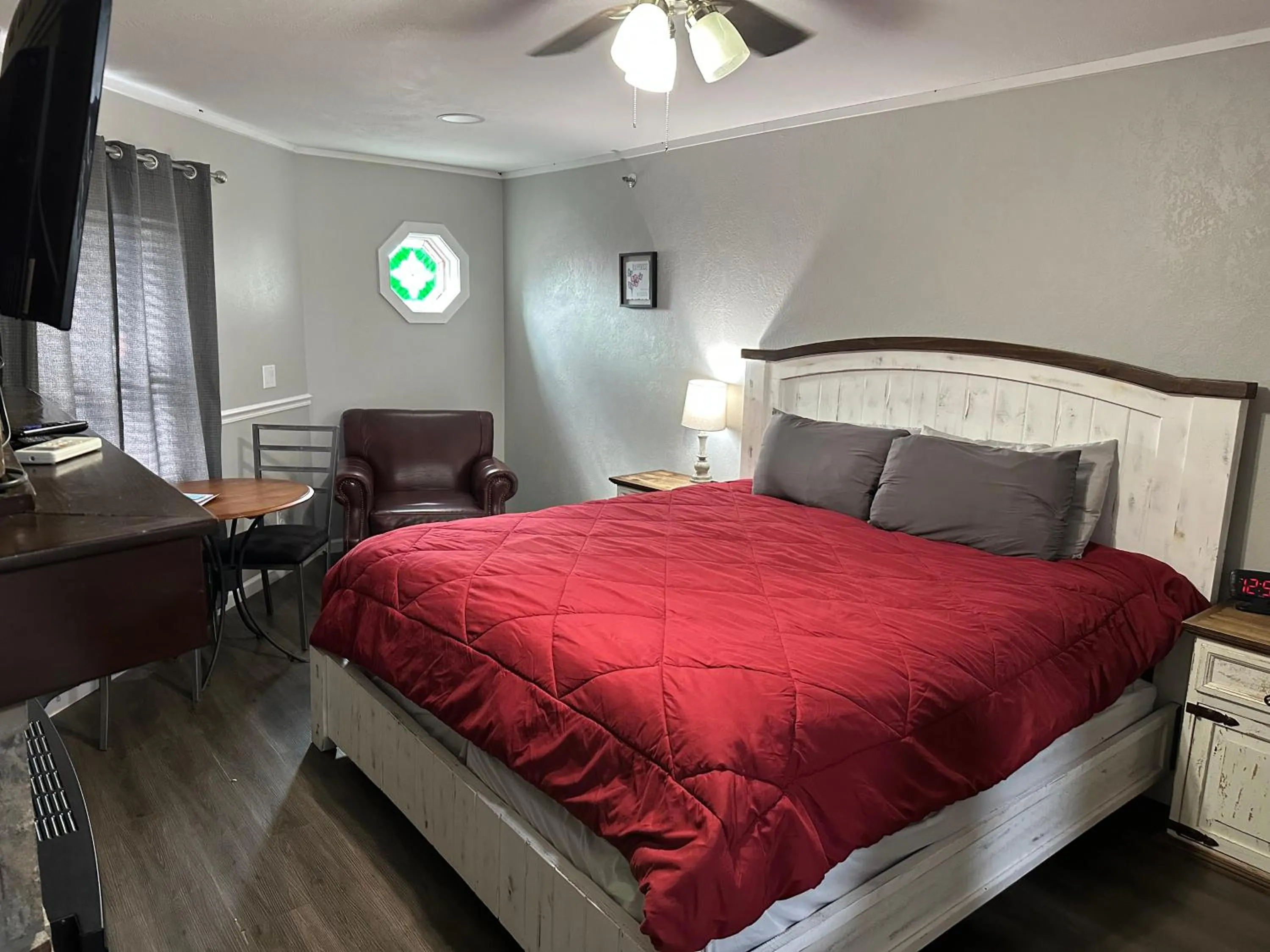 Bedroom, Bed in Heidi Motel - Helen