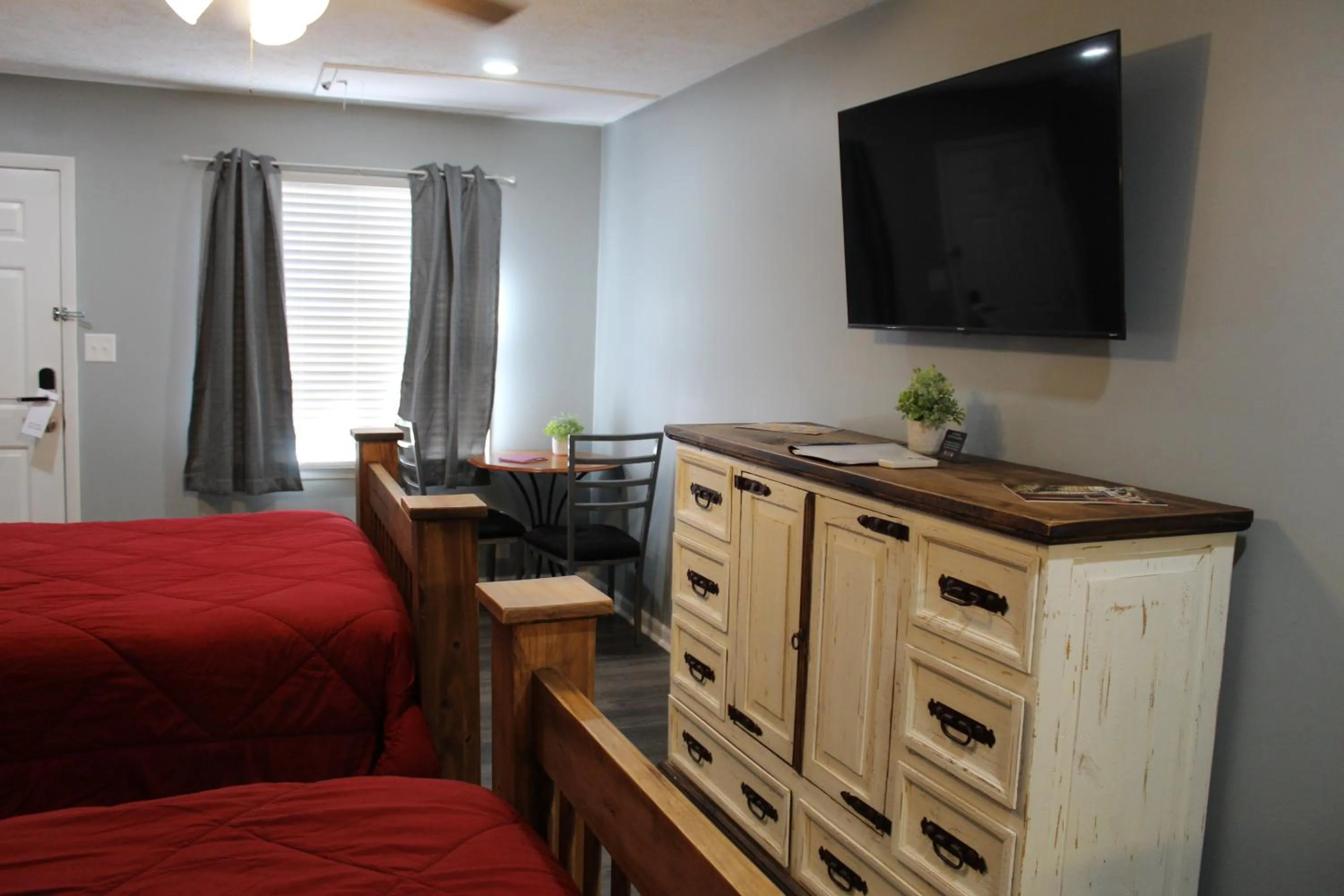 Bed in Heidi Motel - Helen