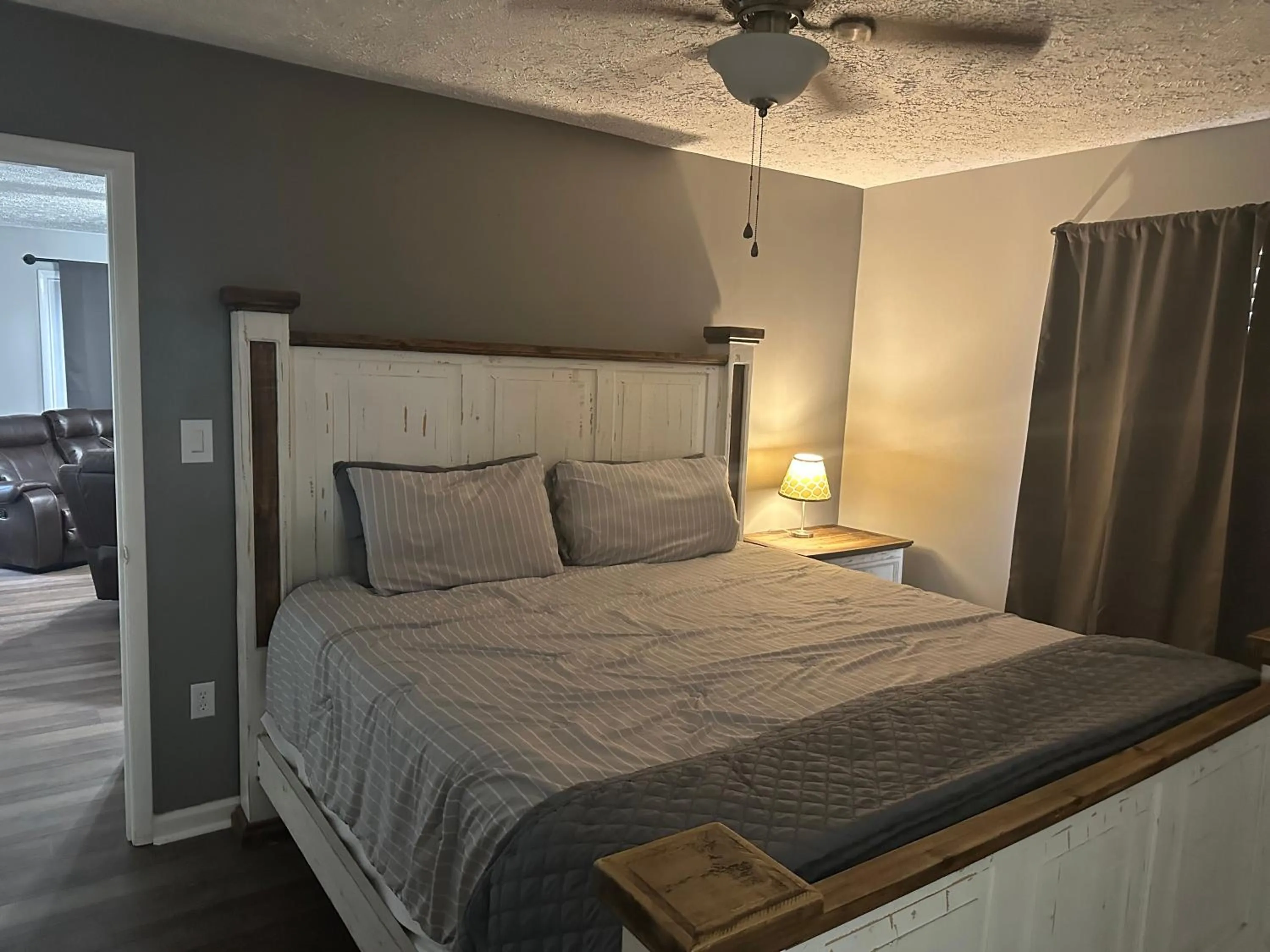 Bedroom, Bed in Heidi Motel - Helen