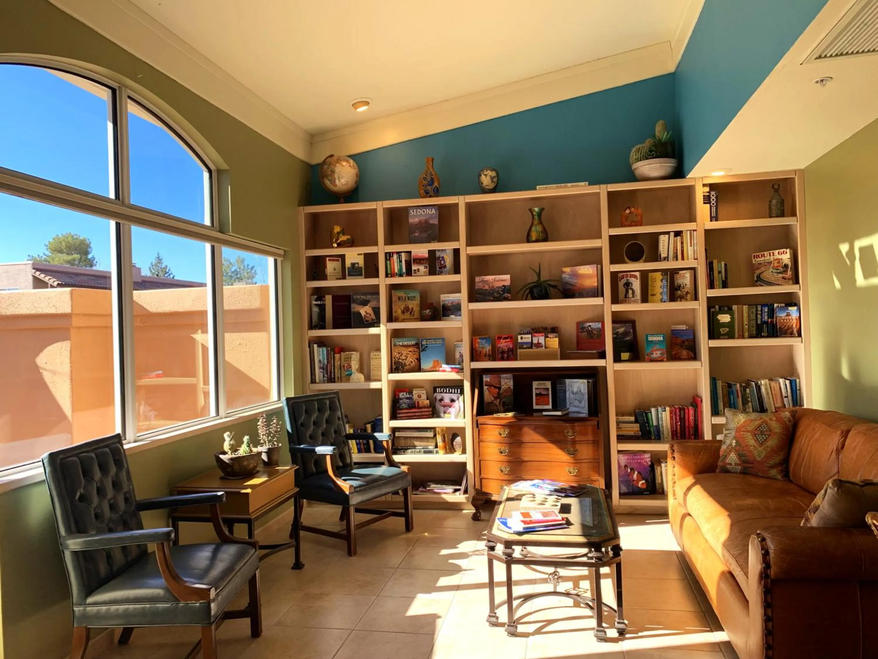 Library in Canyon Villa Bed & Breakfast Inn of Sedona