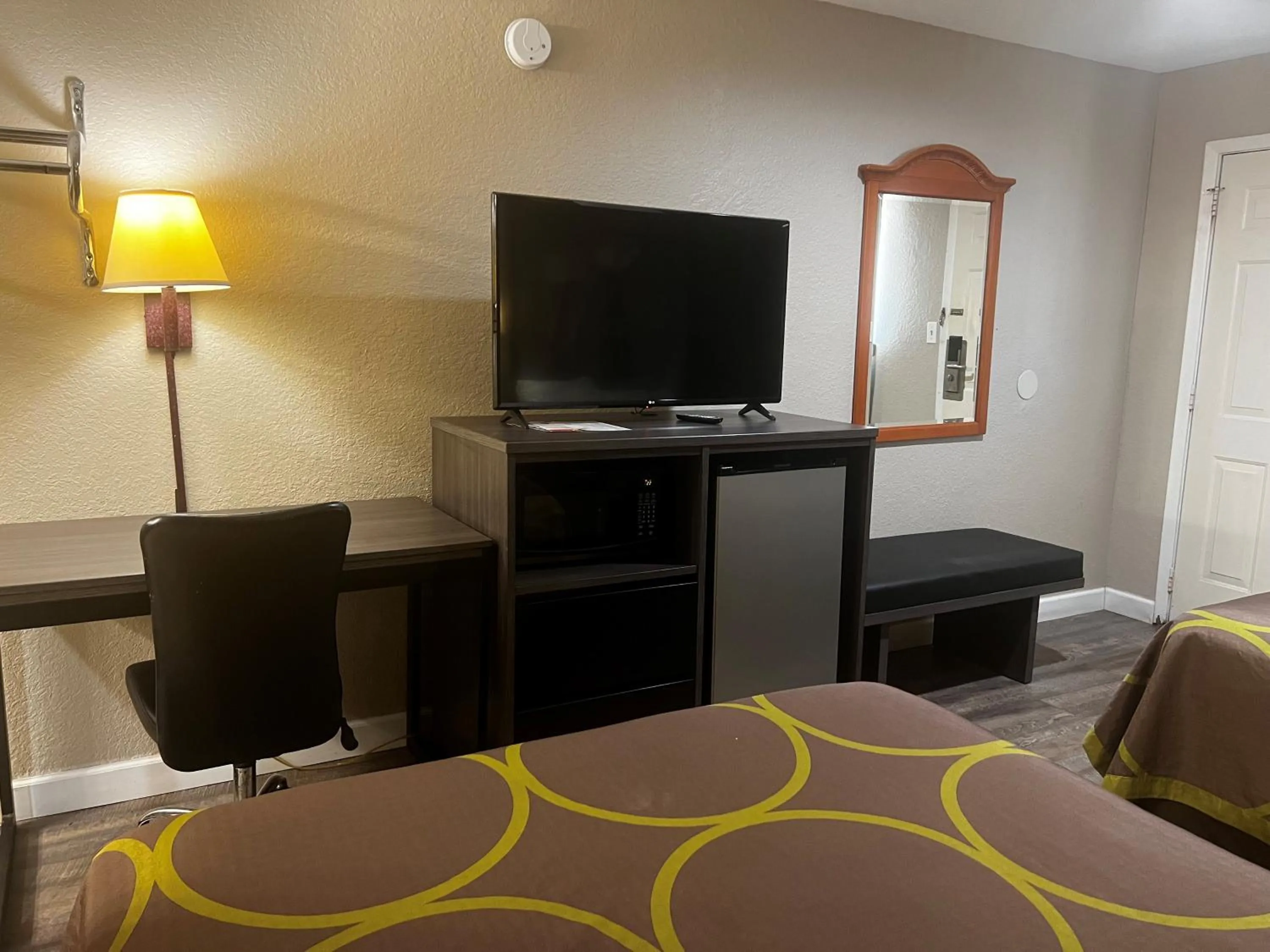 TV and multimedia, Bed in Super 8 by Wyndham La Marque TX/Texas City Area