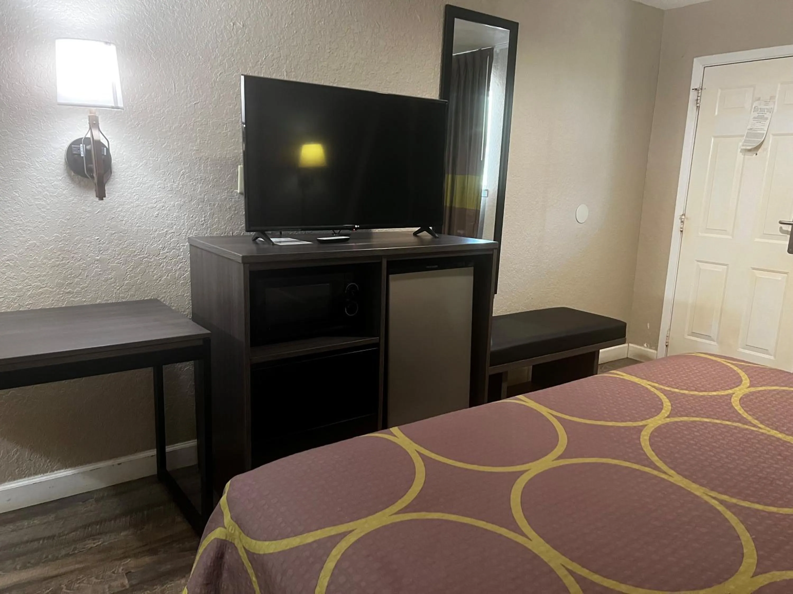 TV and multimedia, Bed in Super 8 by Wyndham La Marque TX/Texas City Area