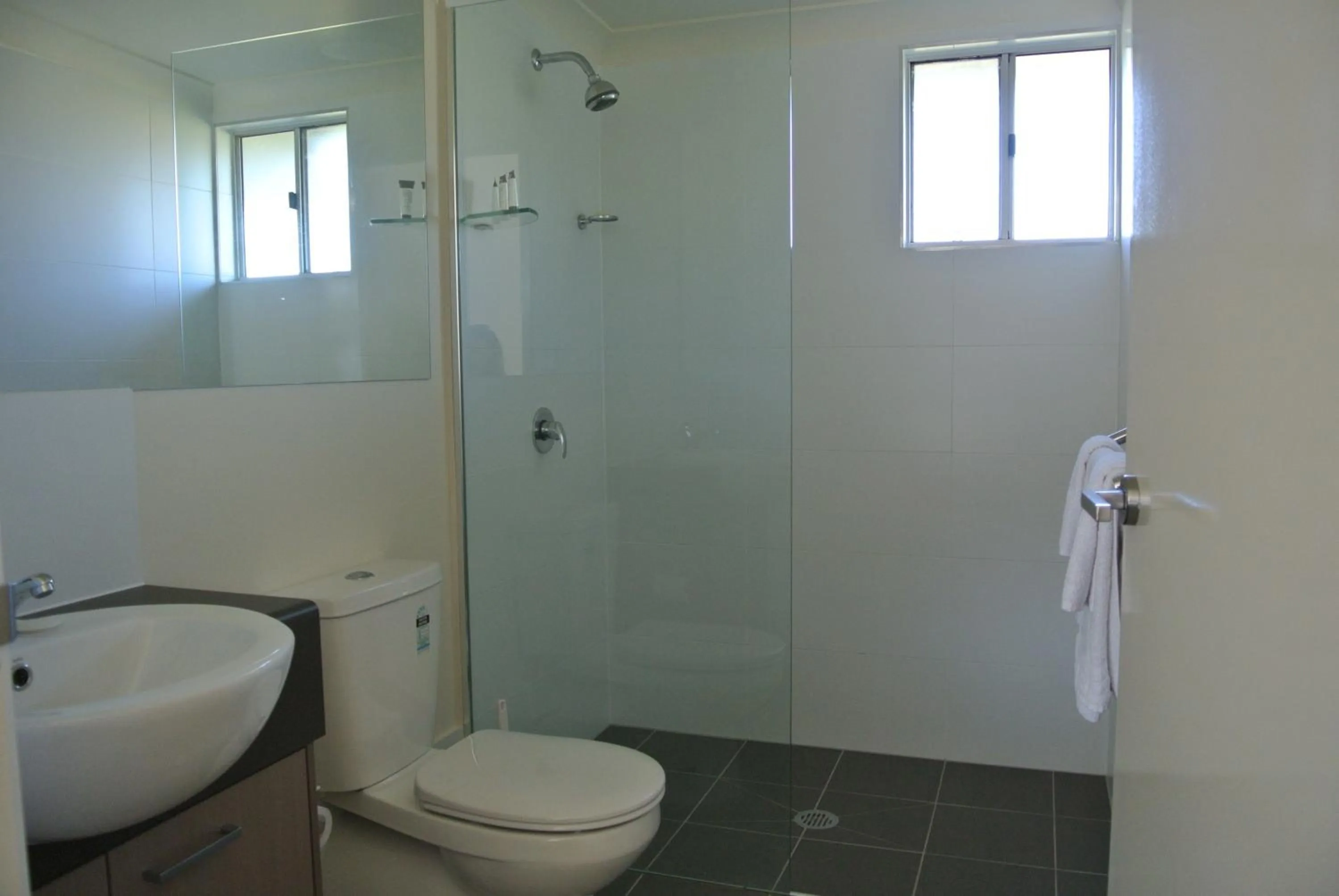 Shower in Dooley's Tavern & Motel Springsure