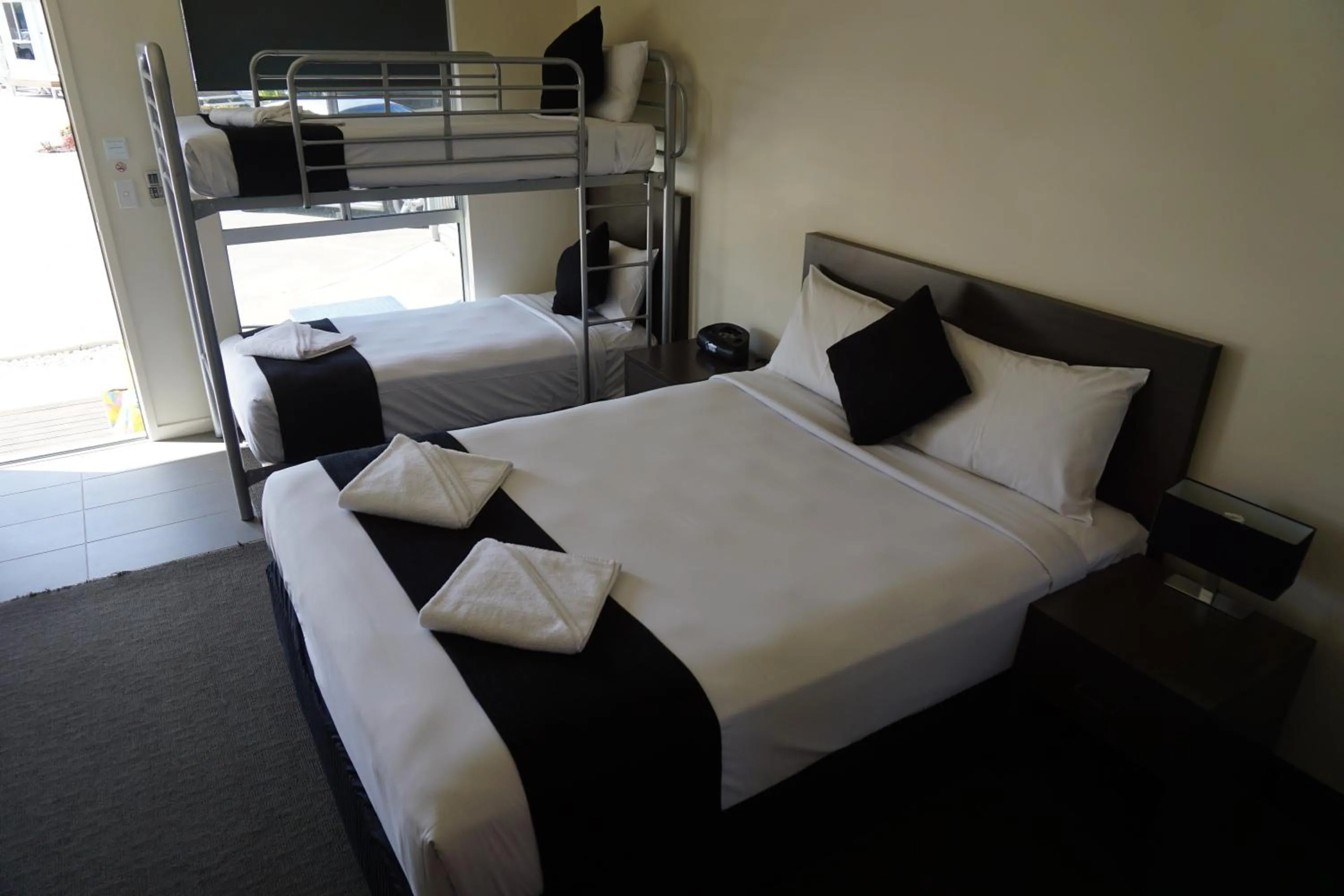 Family, Bed in Dooley's Tavern & Motel Springsure