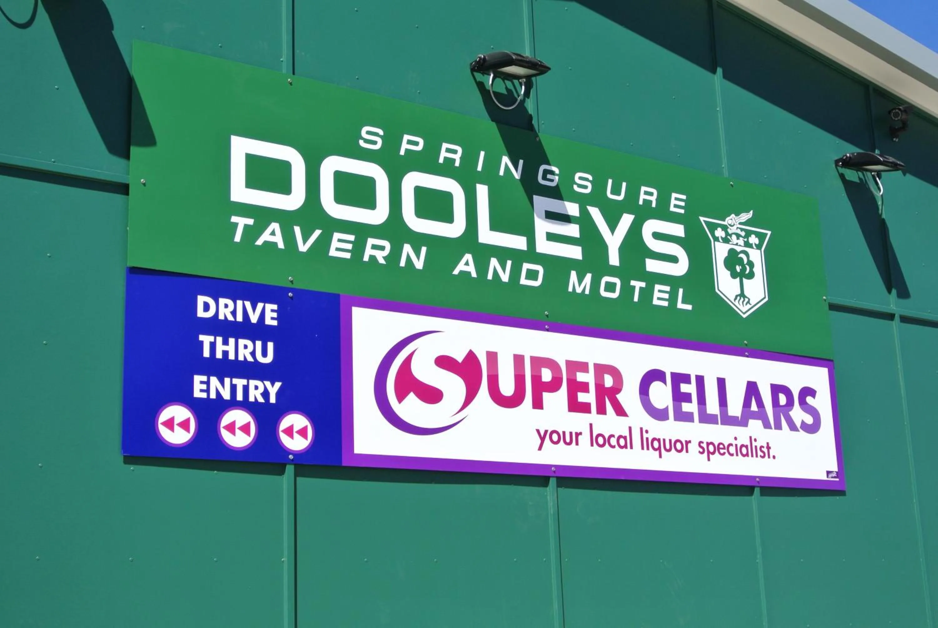 Drinks in Dooley's Tavern & Motel Springsure