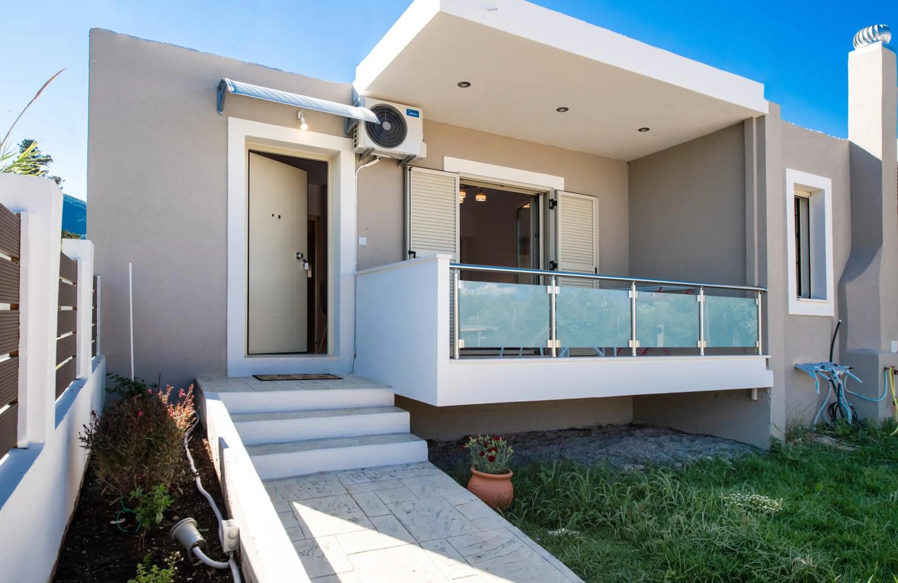 Bounatsa Studios & Apartments