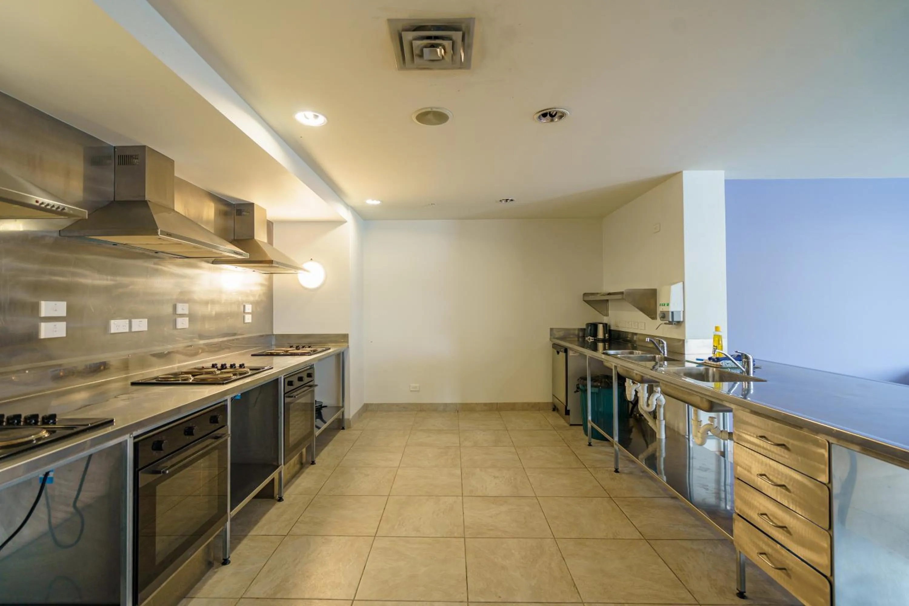 Communal kitchen in Ibis Styles Invercargill