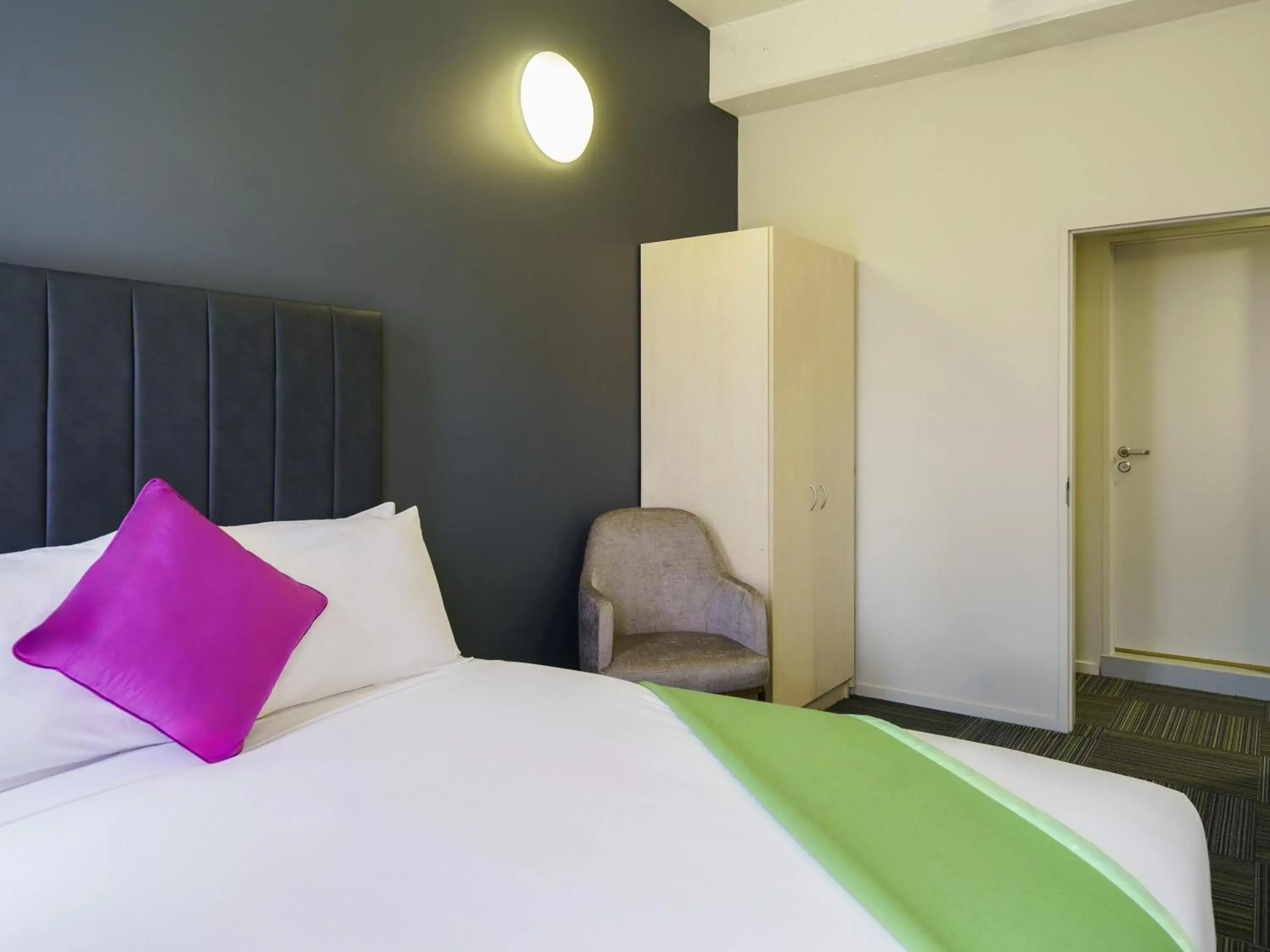 Apartment with Queen Bed in Ibis Styles Invercargill Apartment with Queen Bed in Ibis Styles Invercargill