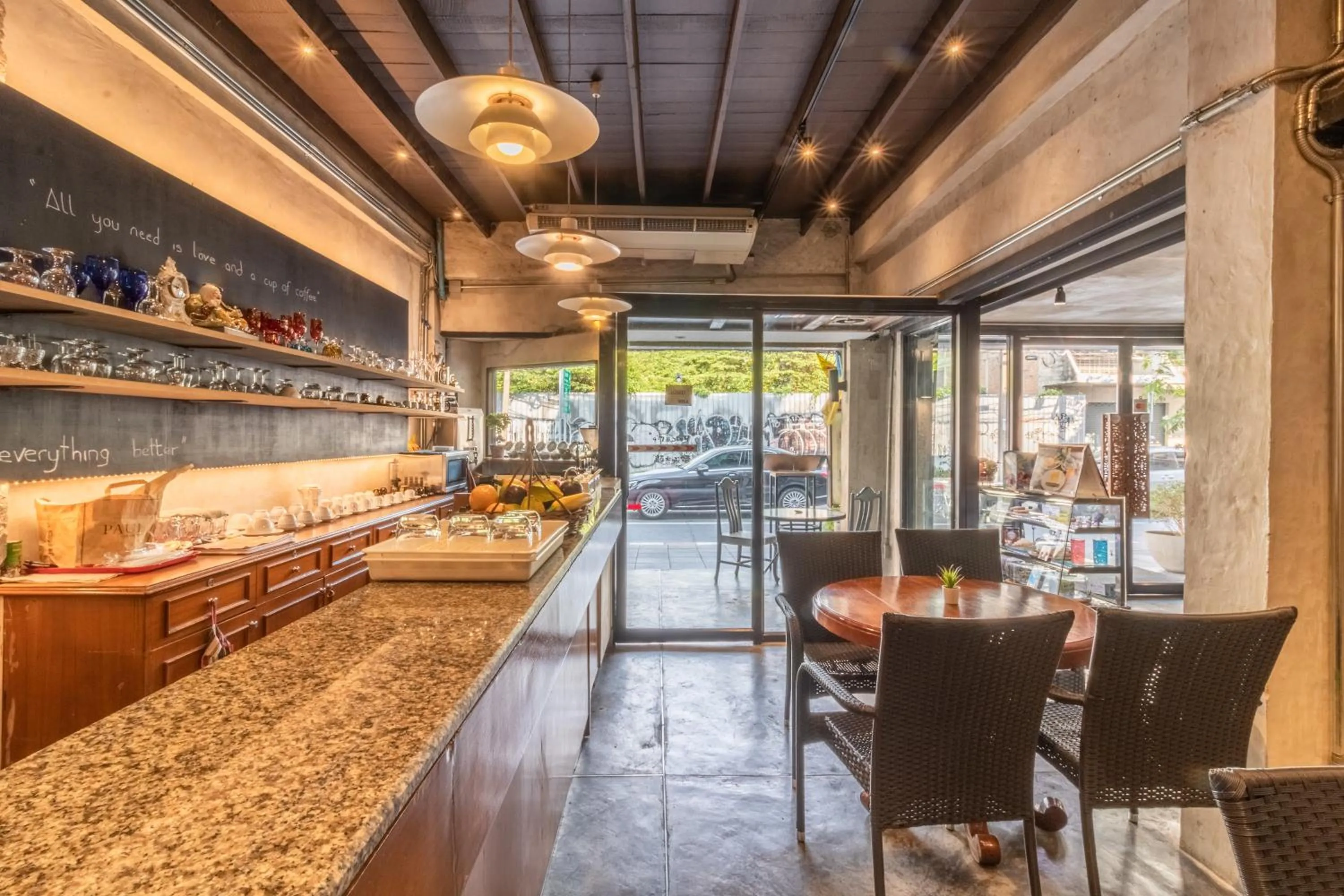 Food and drinks in Intown Residence