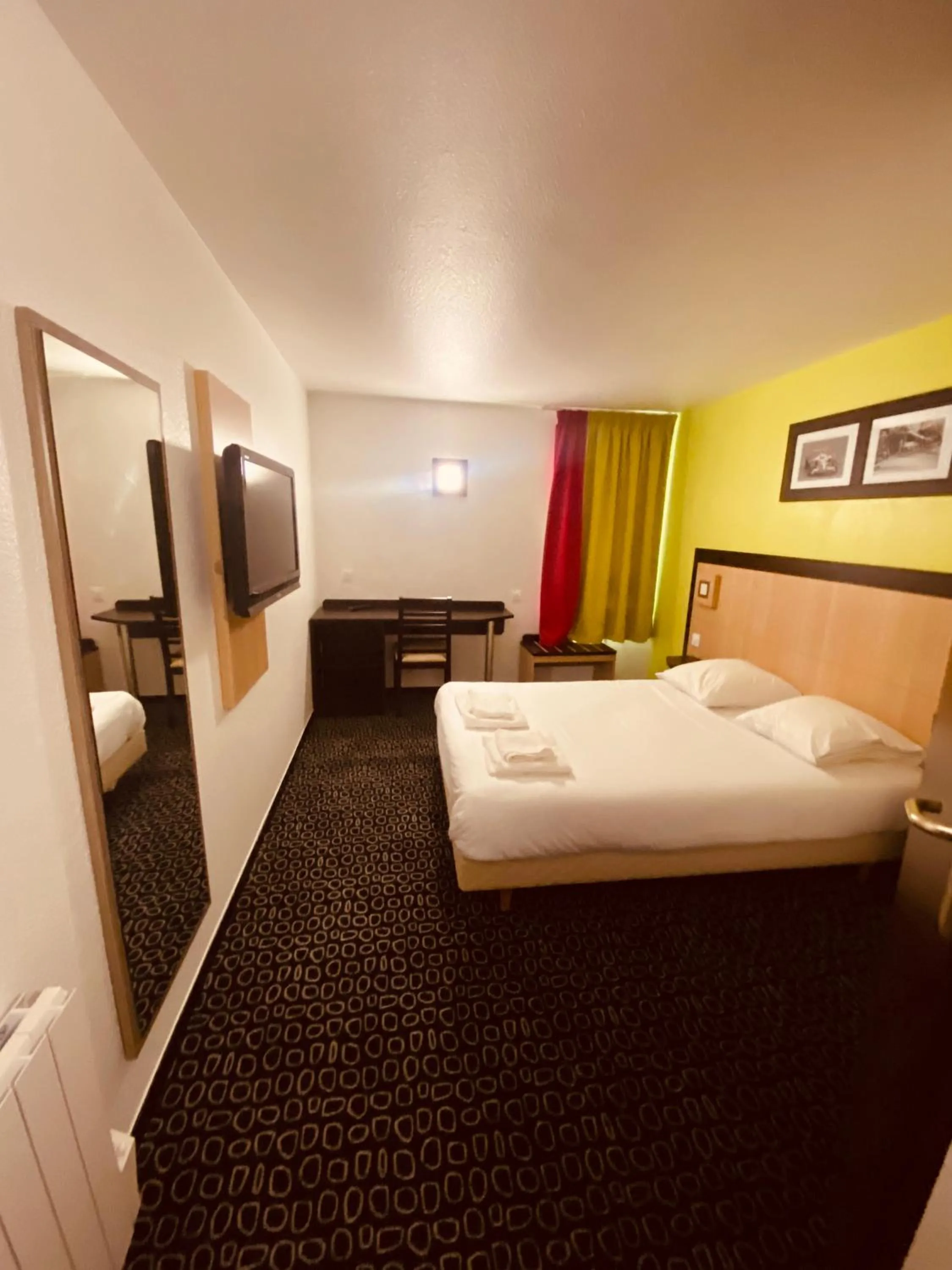 Bed in Enzo Hotels Pont-a-Mousson by Kyriad Direct