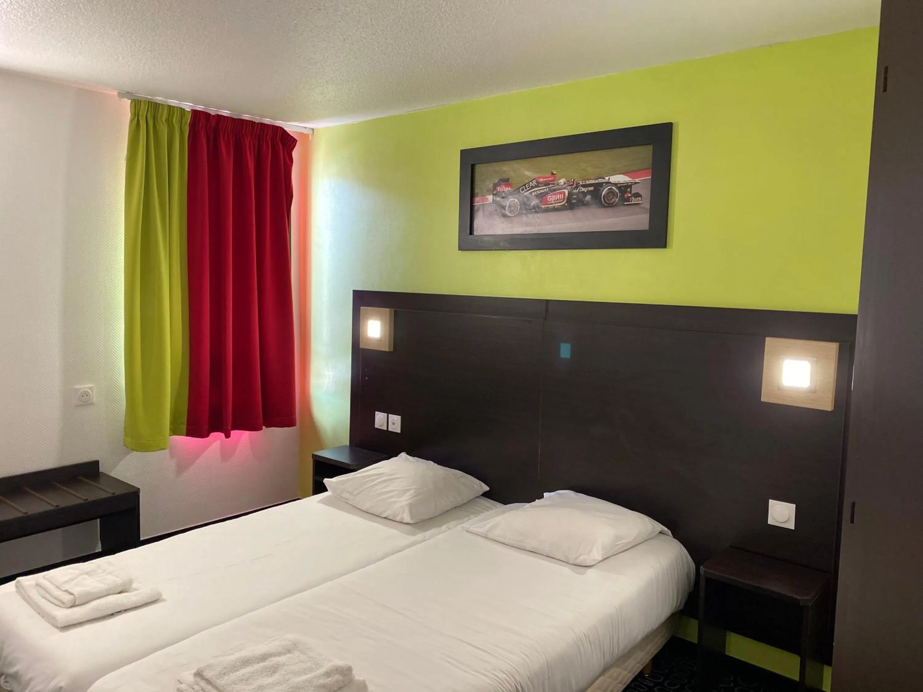 Bed in Enzo Hotels Pont-a-Mousson by Kyriad Direct