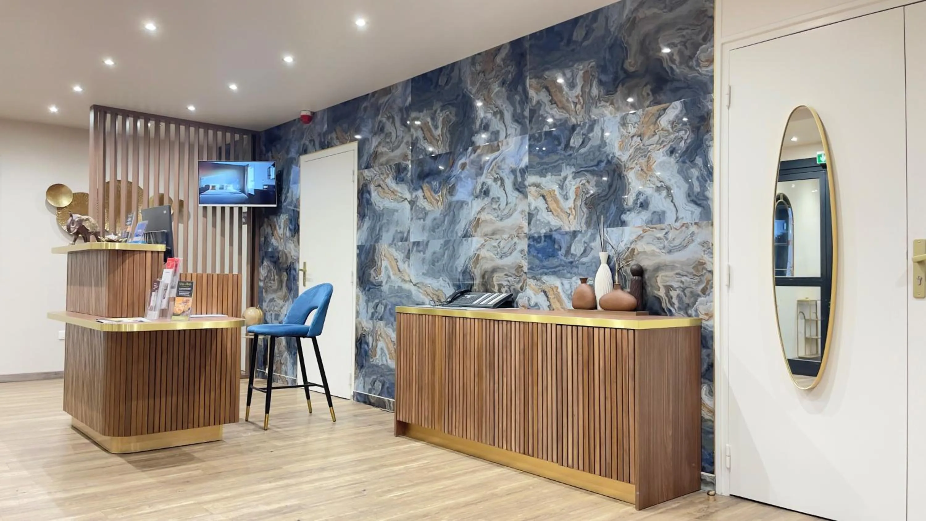 Lobby or reception in The Originals City, Hôtel Orléans Nord