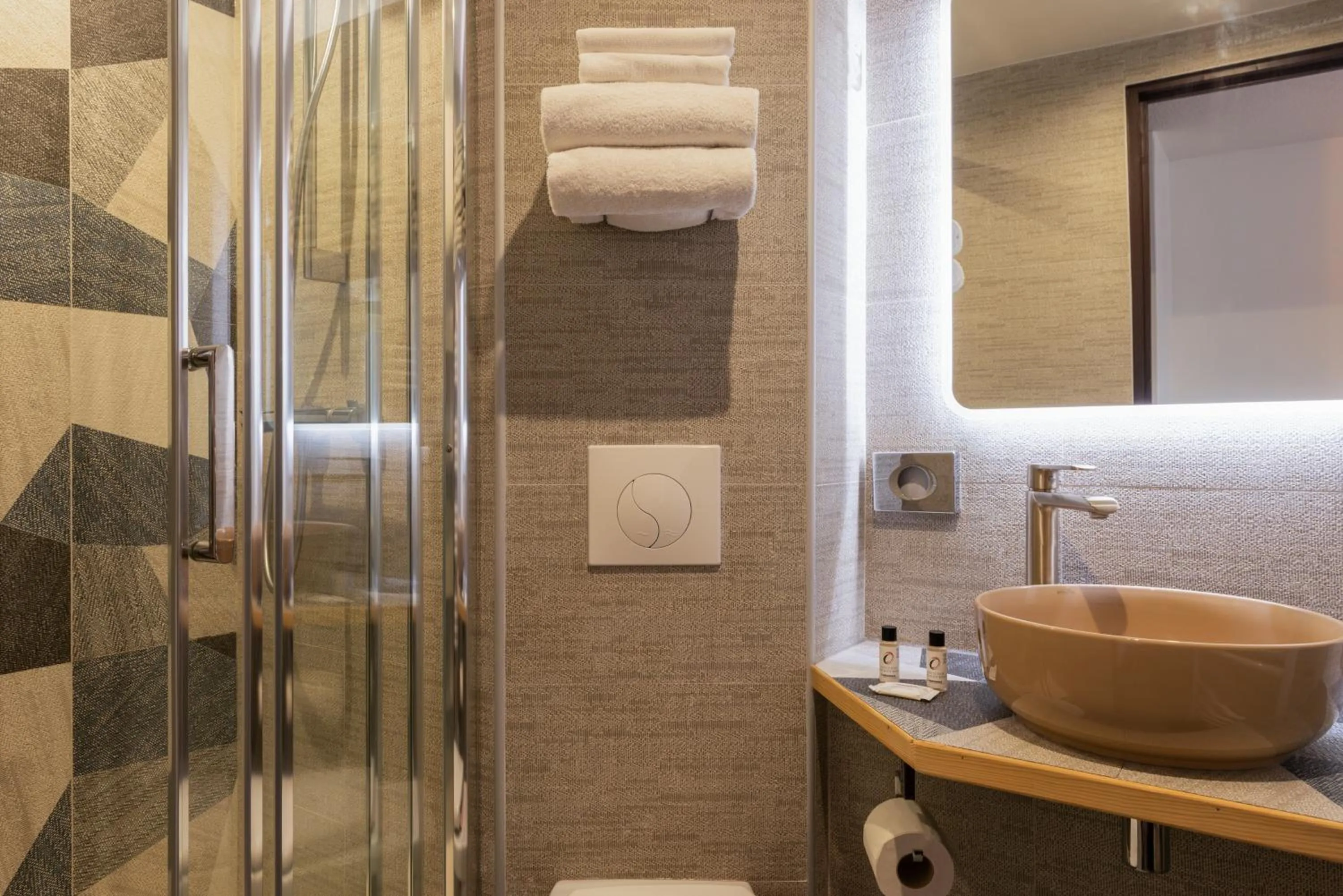 Shower in The Originals City, Hôtel Orléans Nord