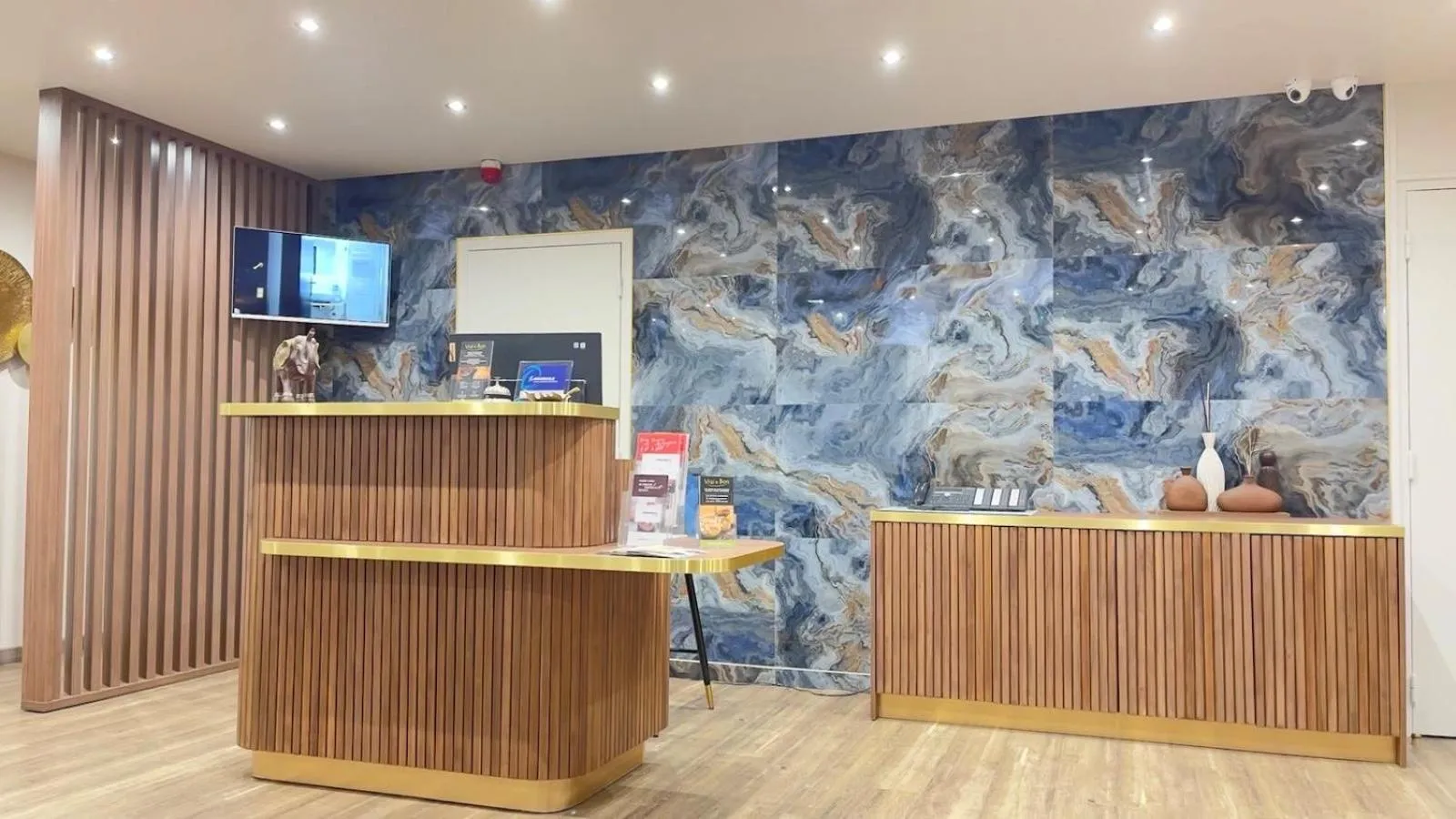 Lobby or reception in The Originals City, Hôtel Orléans Nord