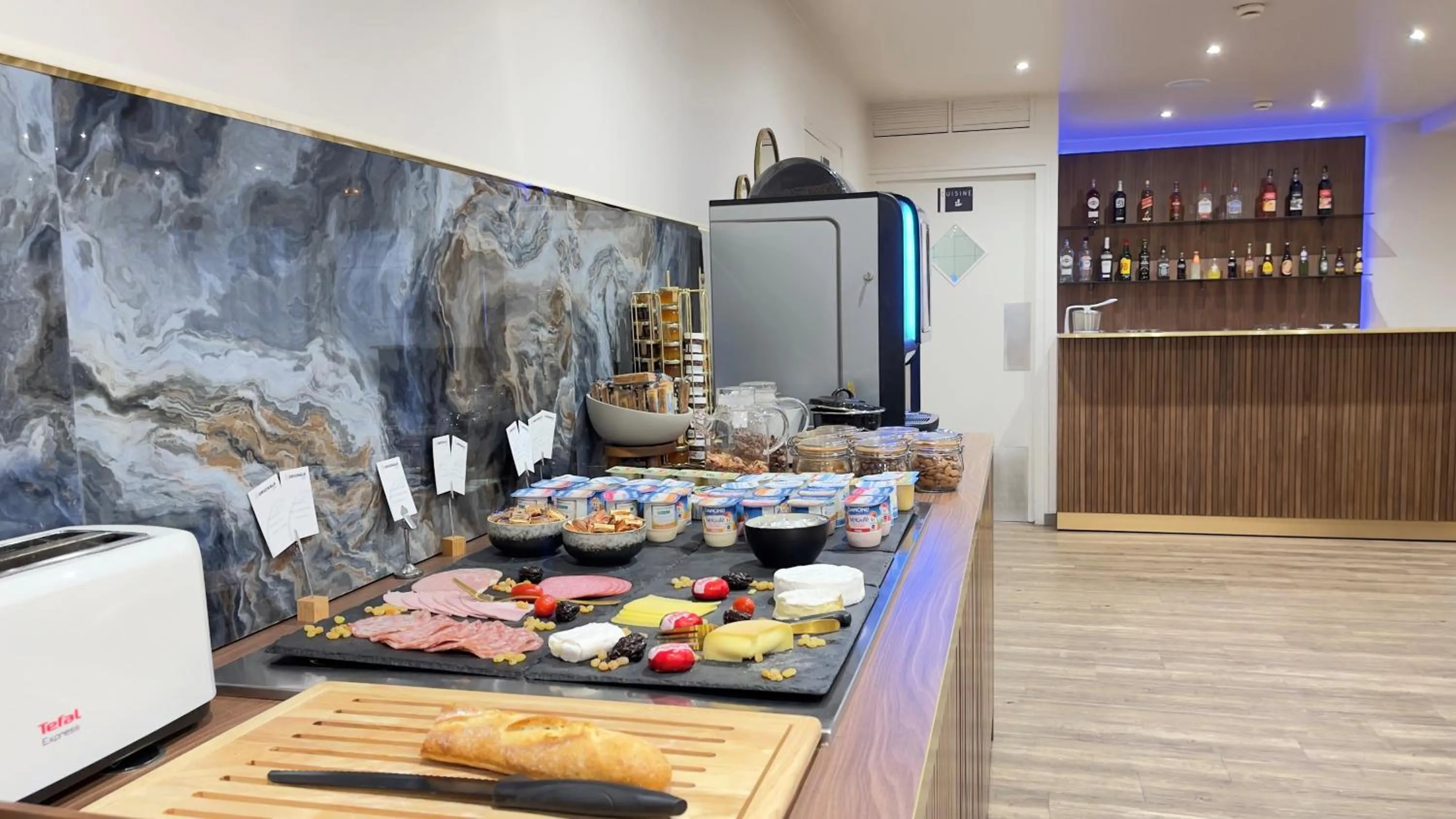 Buffet breakfast in The Originals City, Hôtel Orléans Nord