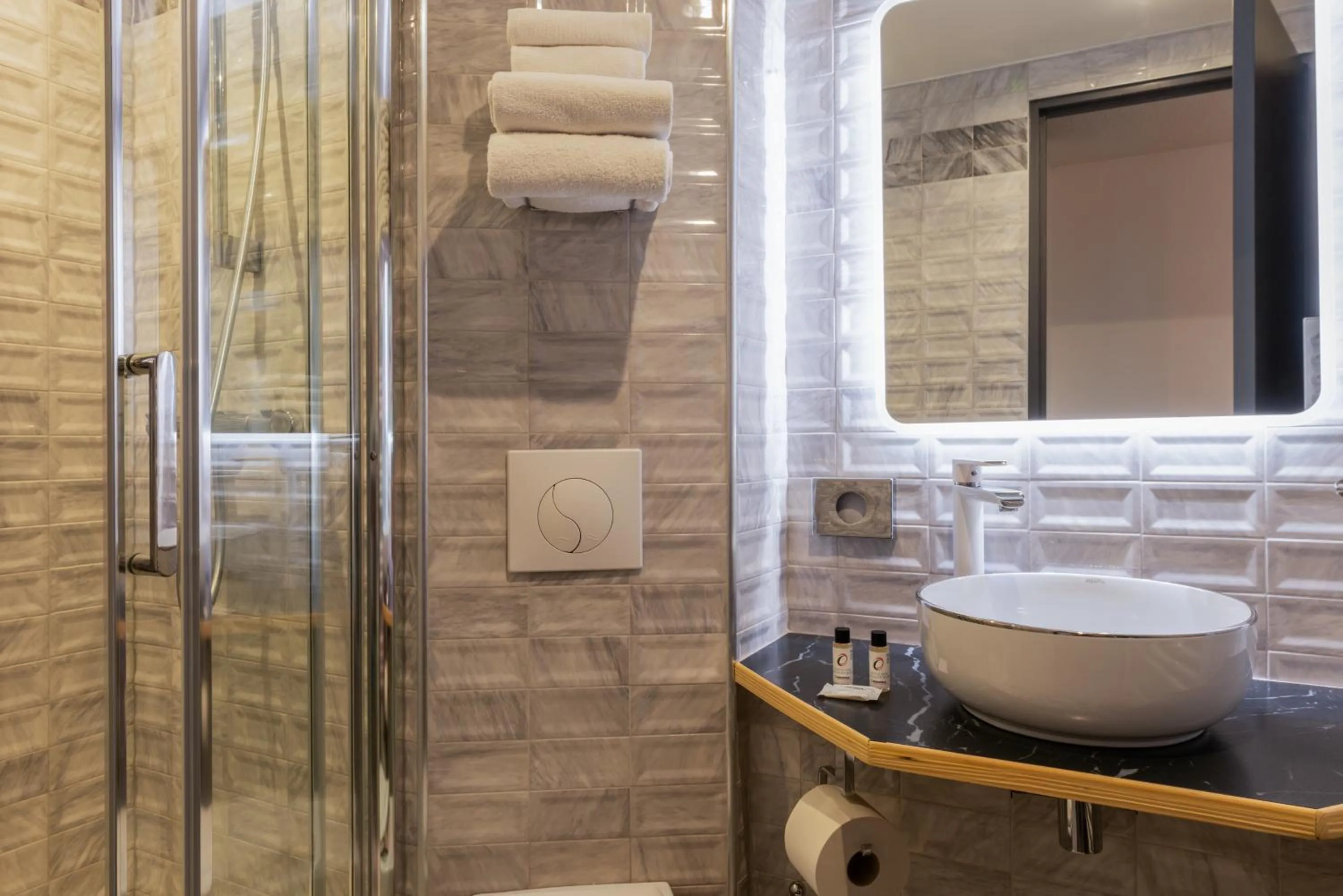 Bathroom in The Originals City, Hôtel Orléans Nord