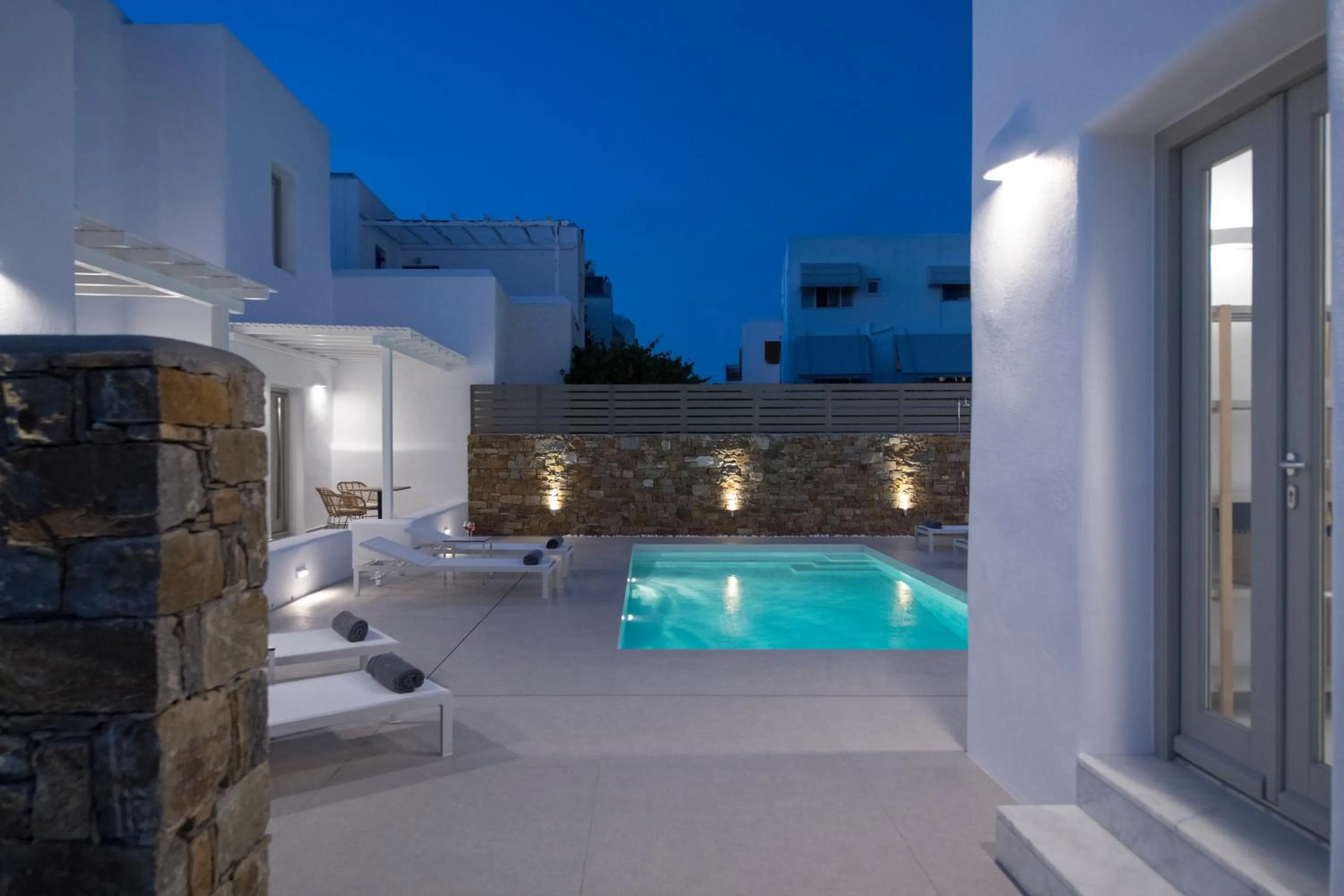 Swimming pool in White Blossom