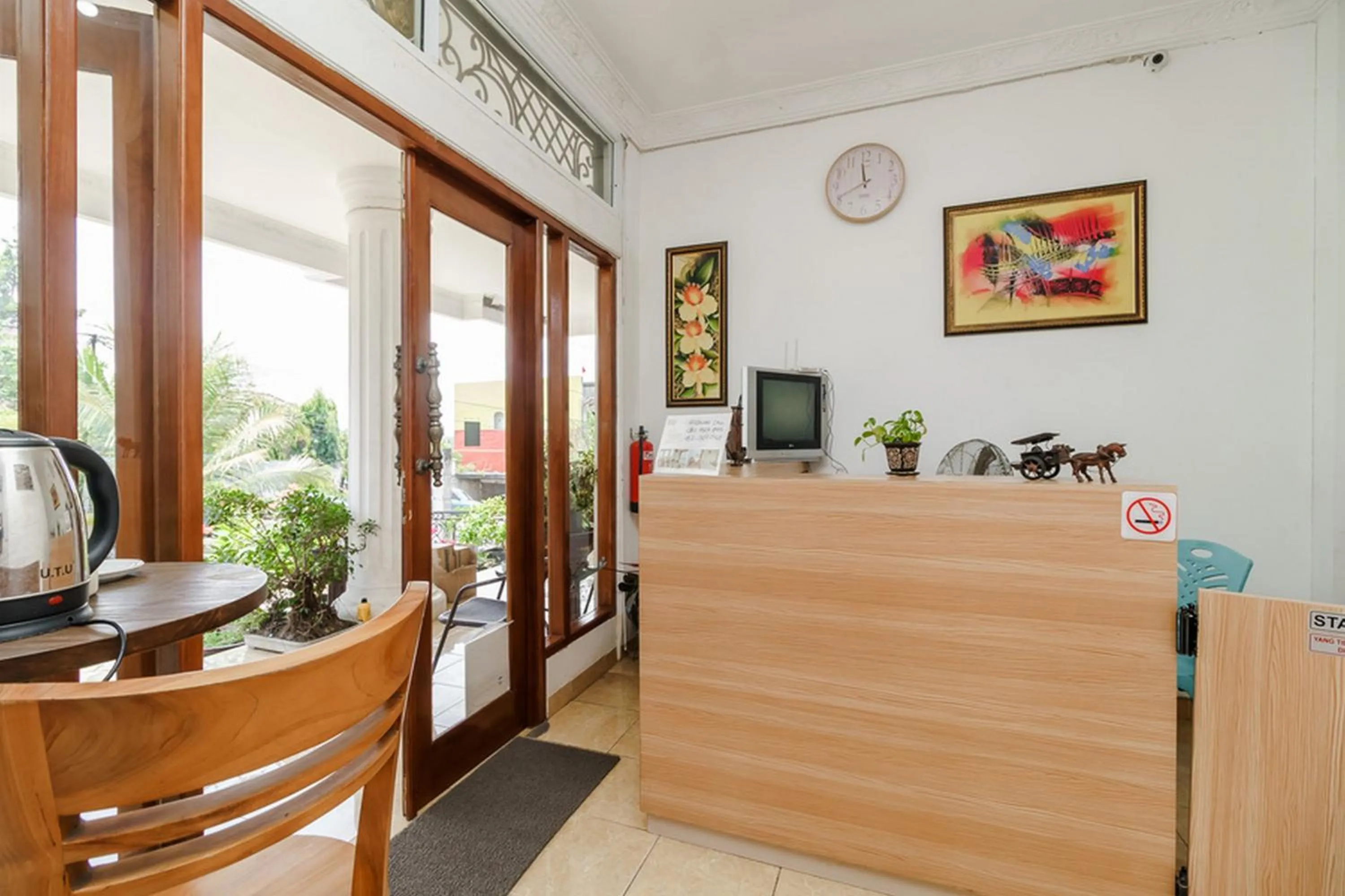 Lobby or reception in RedDoorz Syariah near Lahat Station