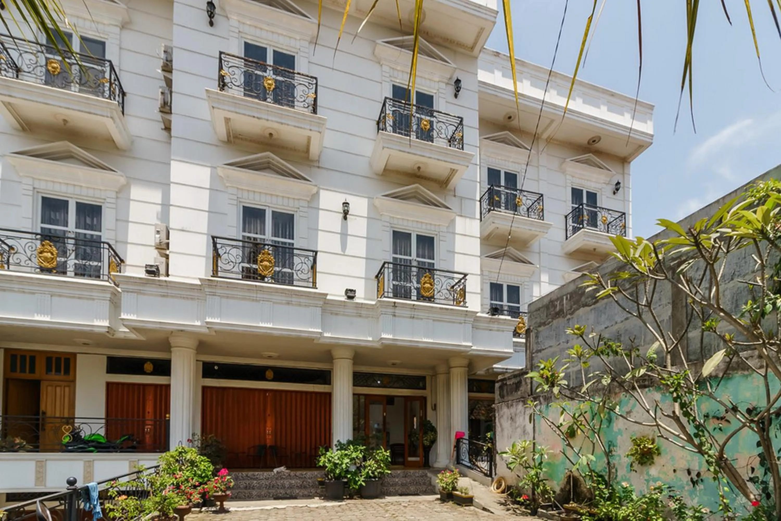 Property building in RedDoorz Syariah near Lahat Station