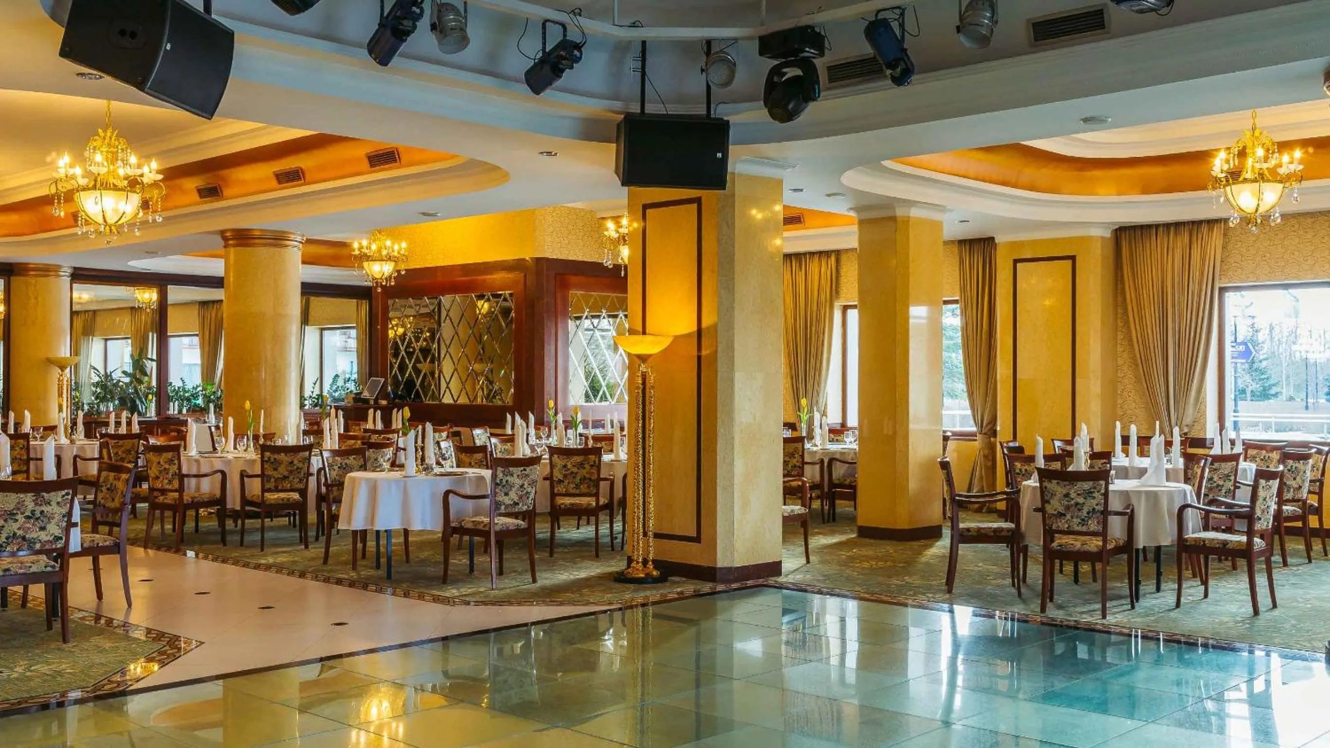 Restaurant/places to eat in Hotel Gołębiewski Mikołajki